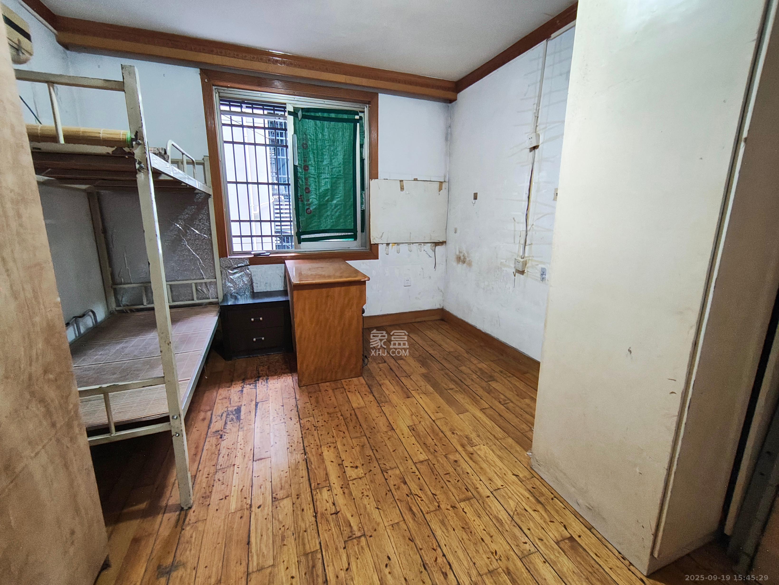 坡子街综合楼 3室1厅1卫 2800.0元/月 坡子街综合楼 3室1厅1卫 2800.0元/月室内图