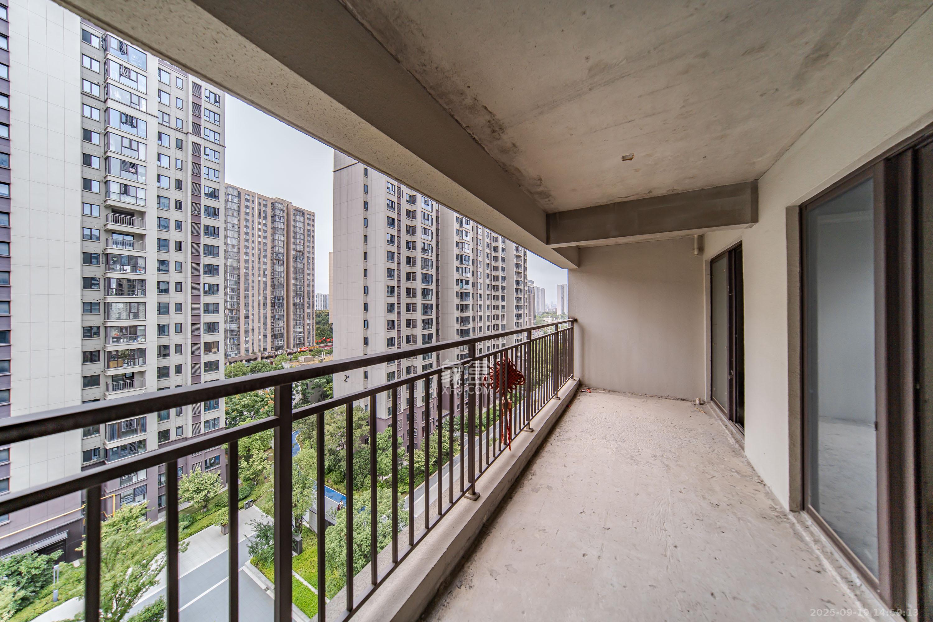 城发恒伟星雅韵(恒伟星辉苑) 4室2厅2卫 188.0万 城发恒伟星雅韵(恒伟星辉苑) 4室2厅2卫 188.0万阳台