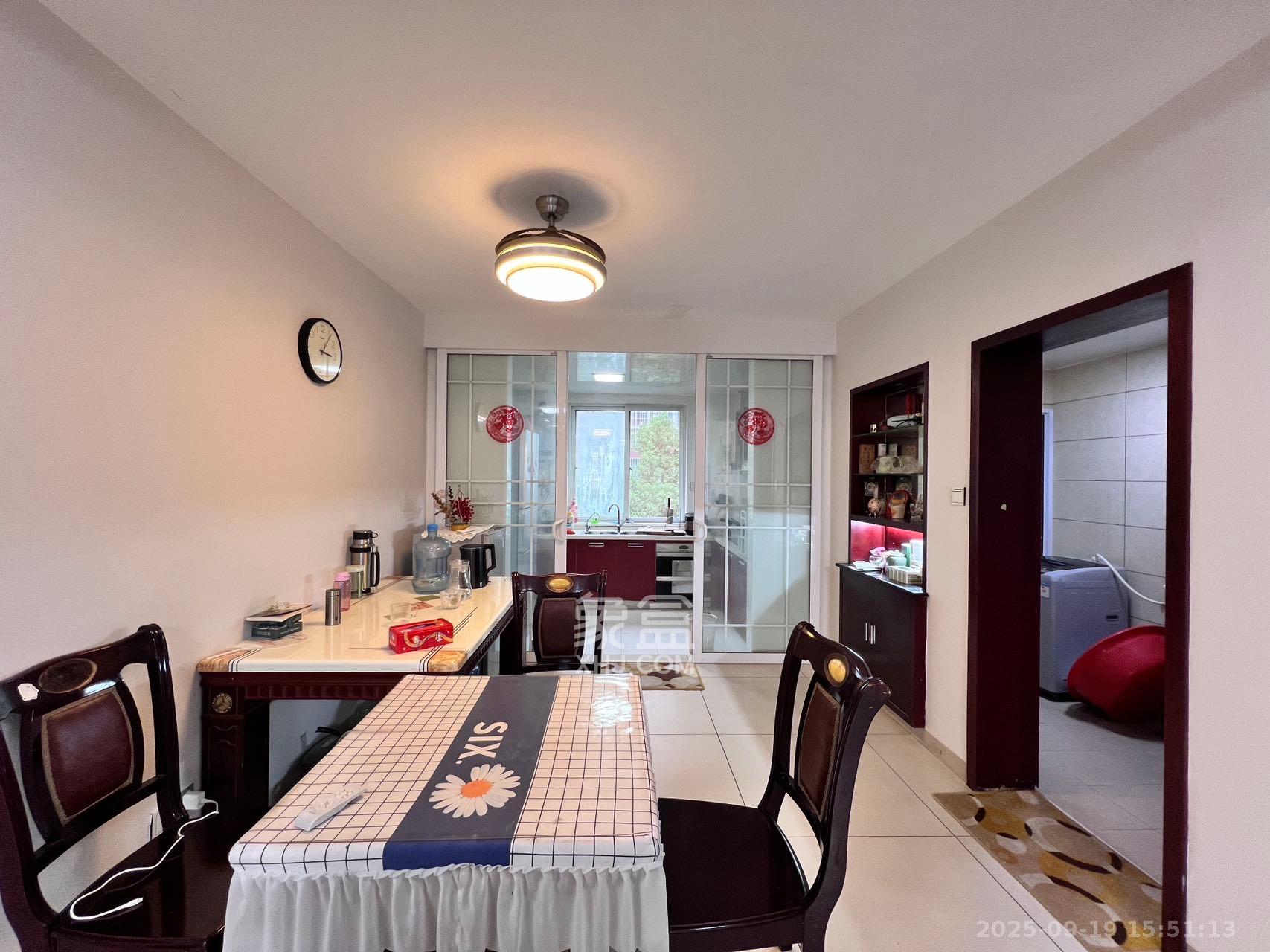 学府华庭  4室2厅2卫    2500.0元/月室内图