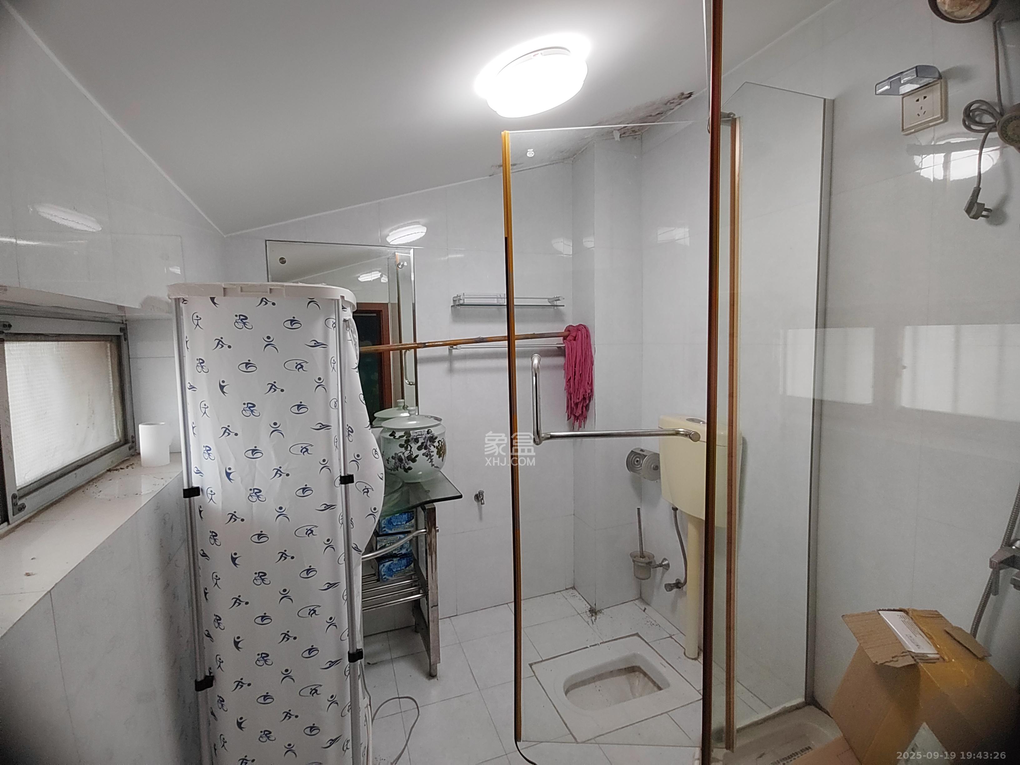 新雅园  3室2厅2卫    2000.0元/月室内图