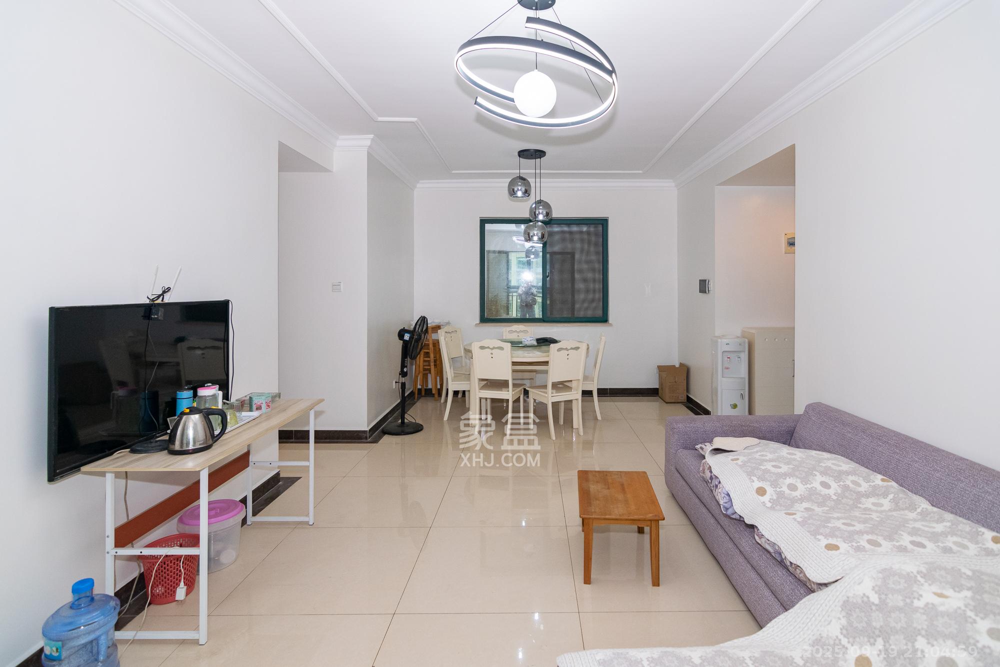 富基世纪公园  3室2厅1卫    53.0万客厅