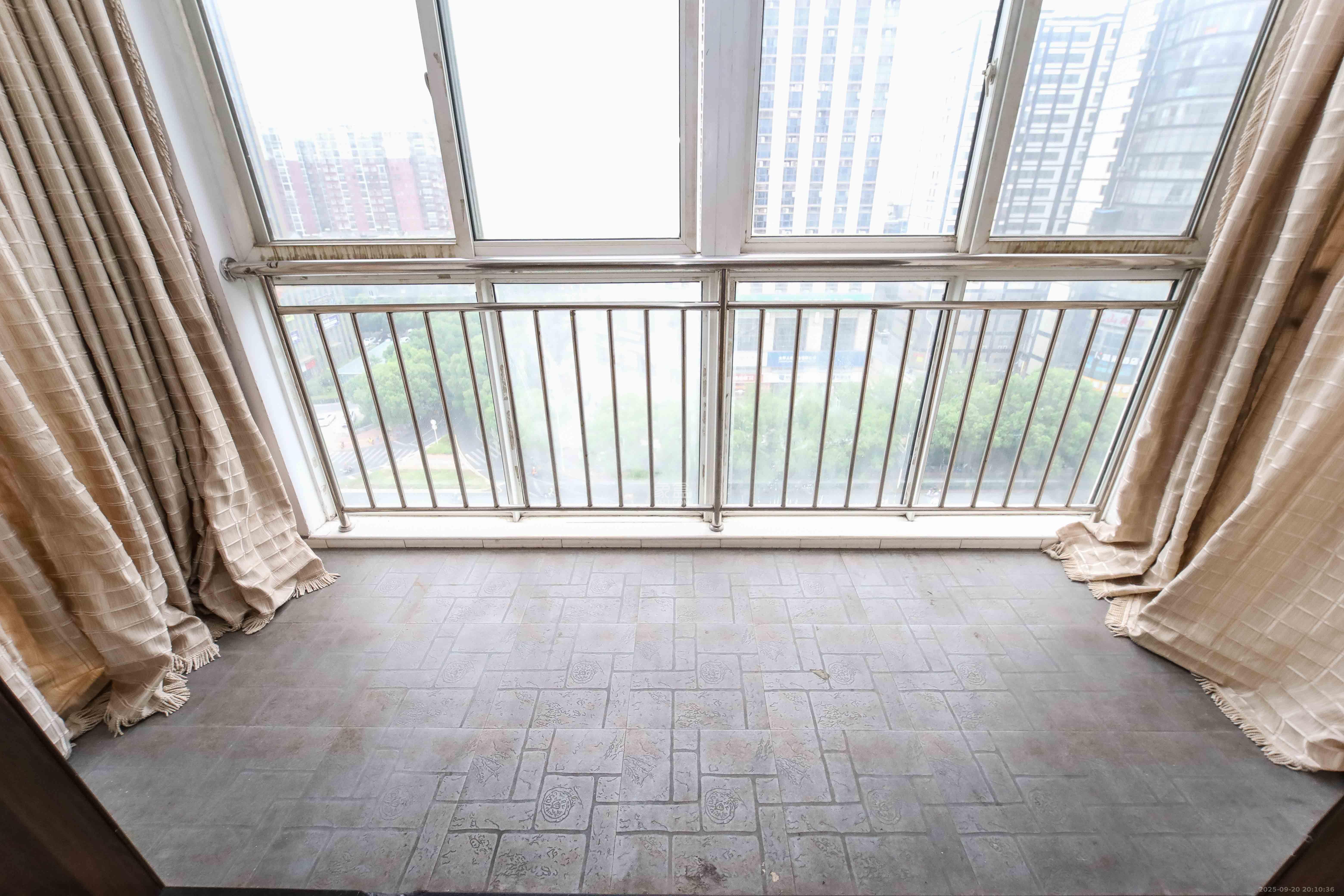 诺亚方舟大厦  2室2厅1卫    52.0万阳台