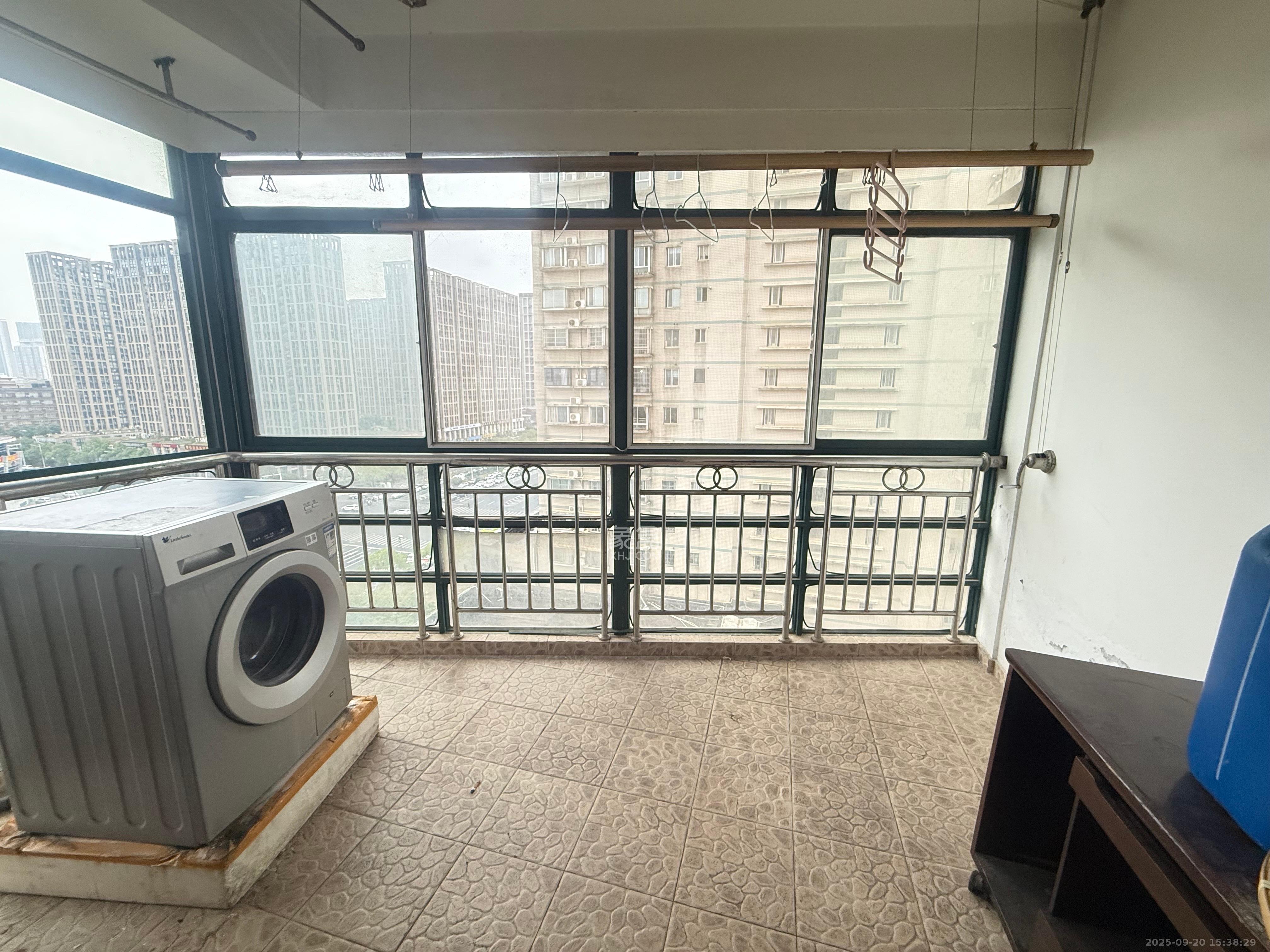 湘卫花苑  3室2厅2卫    2300.0元/月室内图