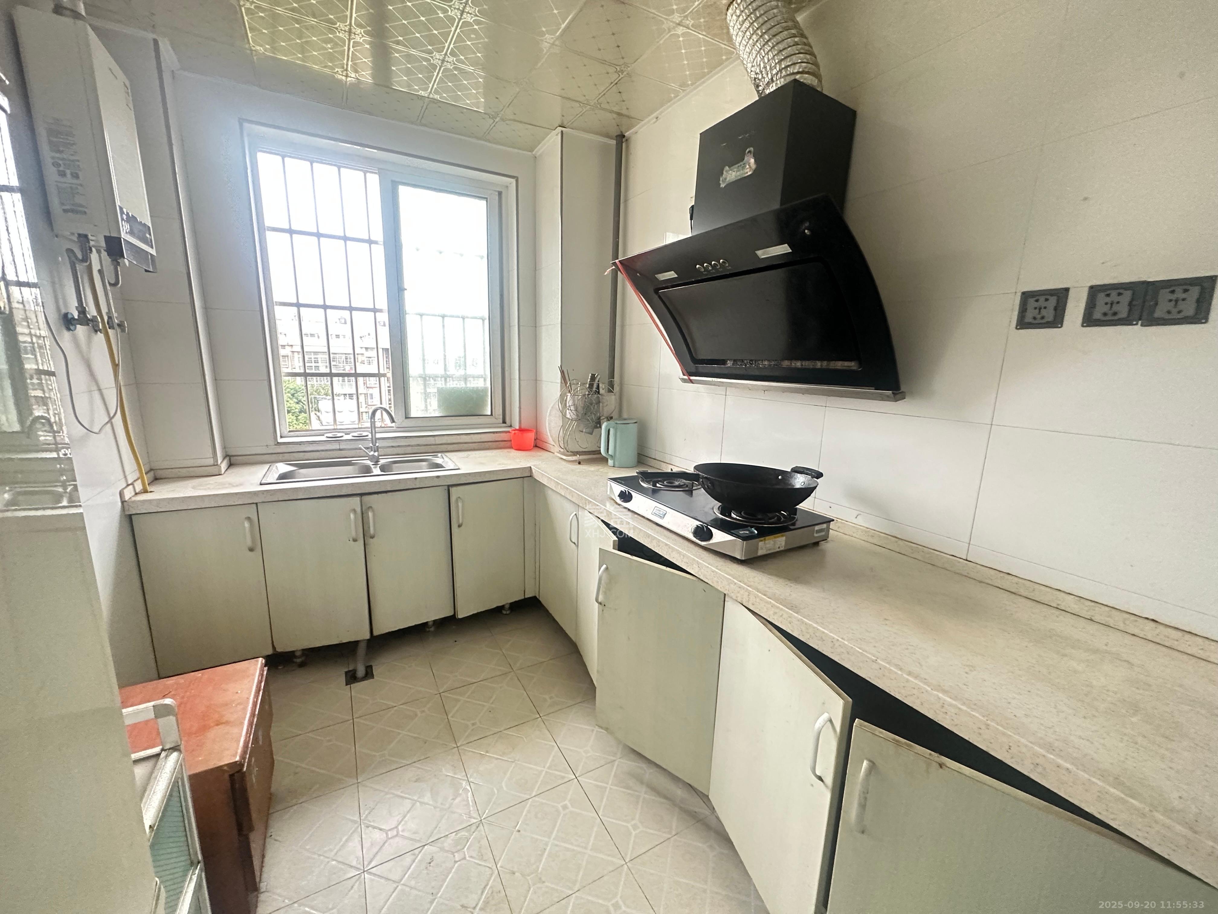 鄱阳小区 3室2厅1卫 1300.0元/月 鄱阳小区 3室2厅1卫 1300.0元/月室内图