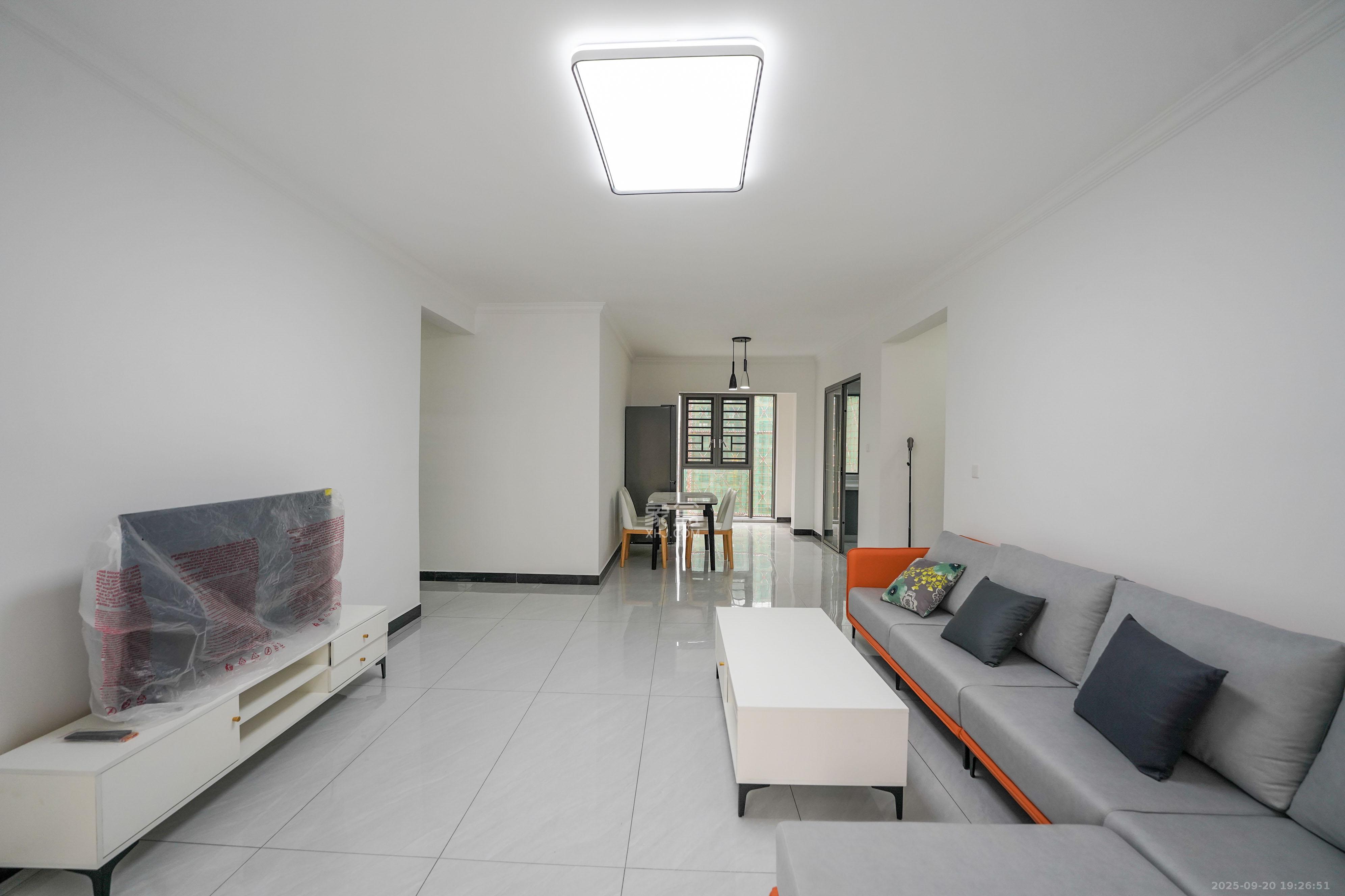 丽发新城 4室2厅2卫 130.0万 丽发新城 4室2厅2卫 130.0万客厅