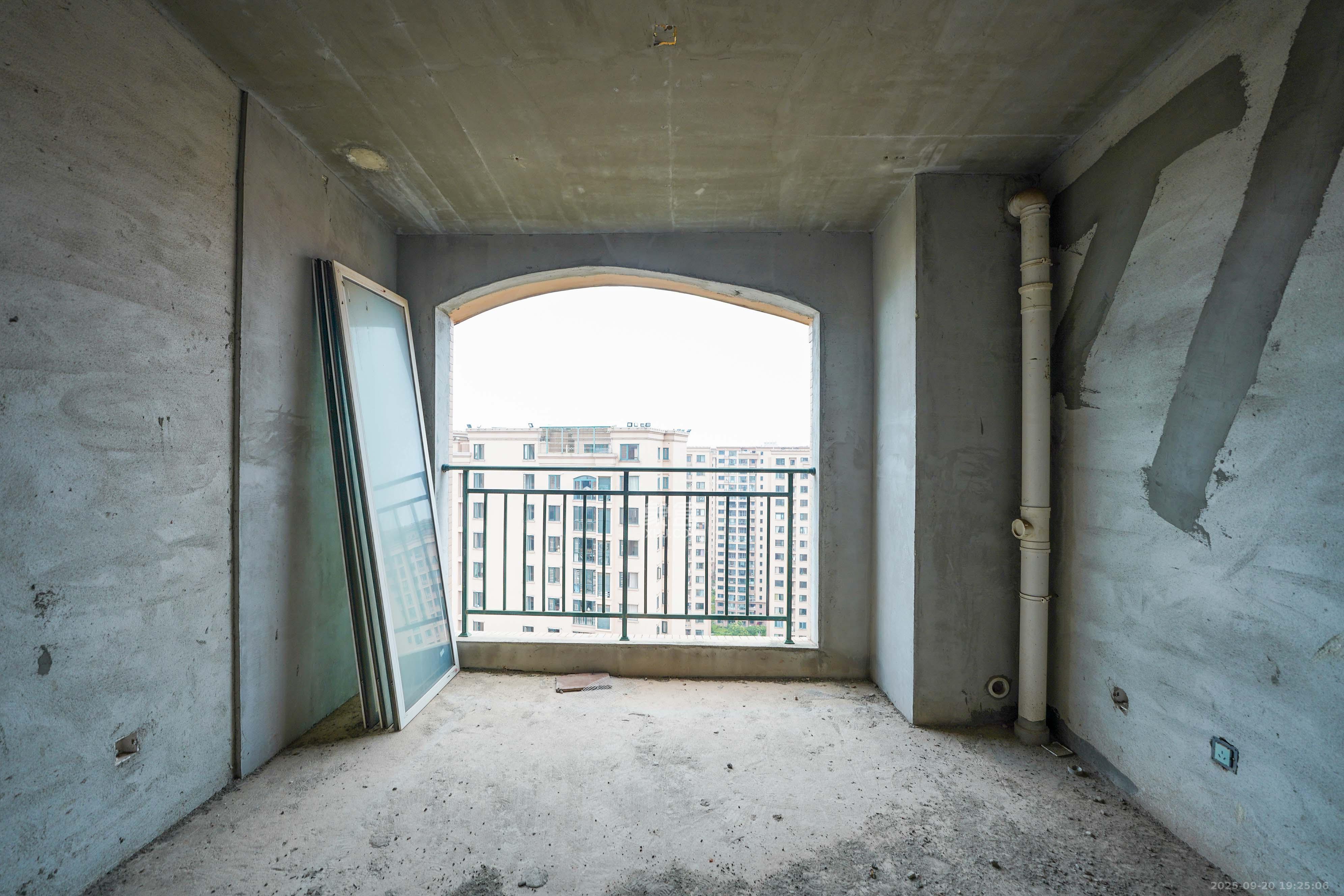 丽发新城 4室2厅2卫 130.0万 丽发新城 4室2厅2卫 130.0万卧室