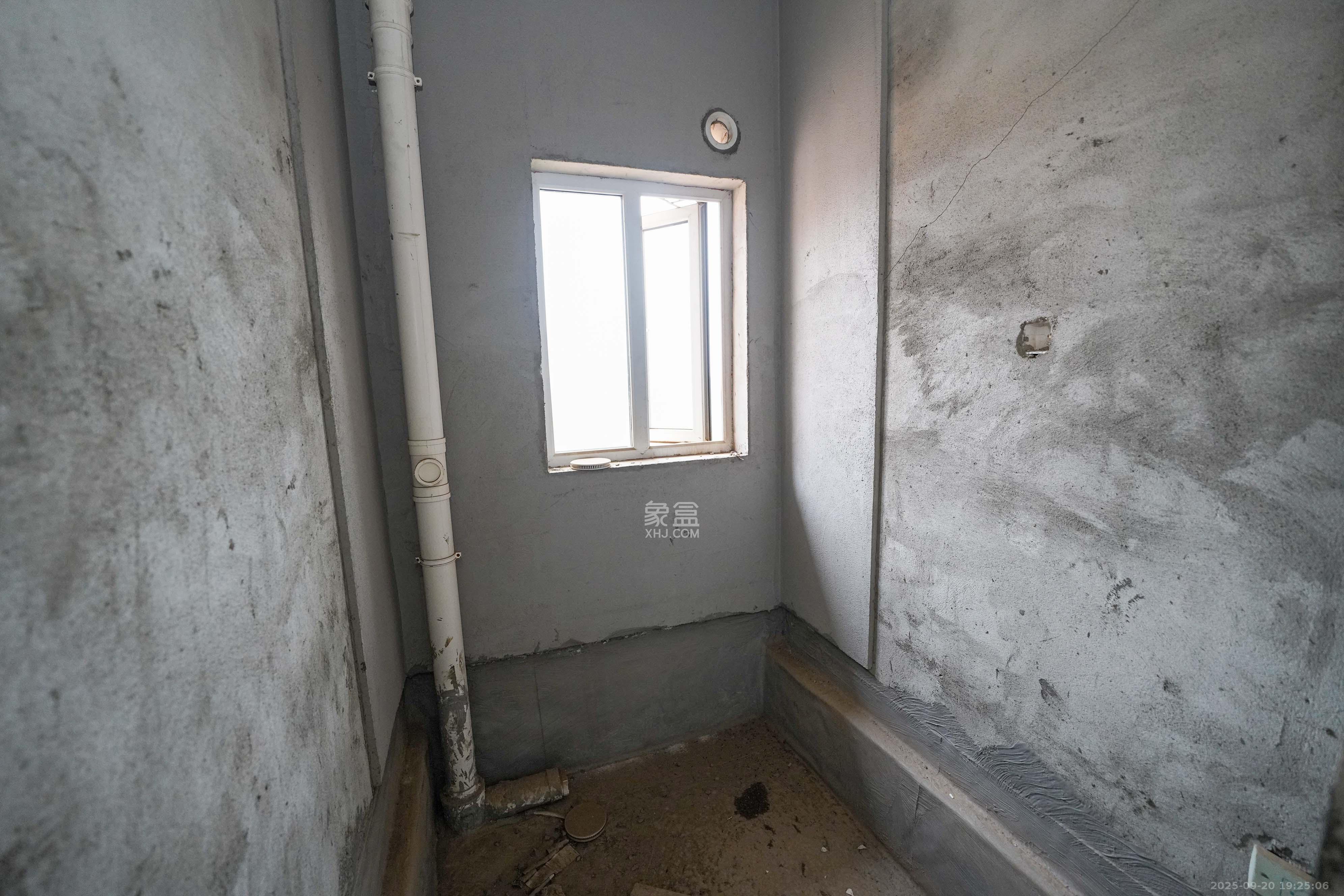 丽发新城 4室2厅2卫 130.0万 丽发新城 4室2厅2卫 130.0万卫生间