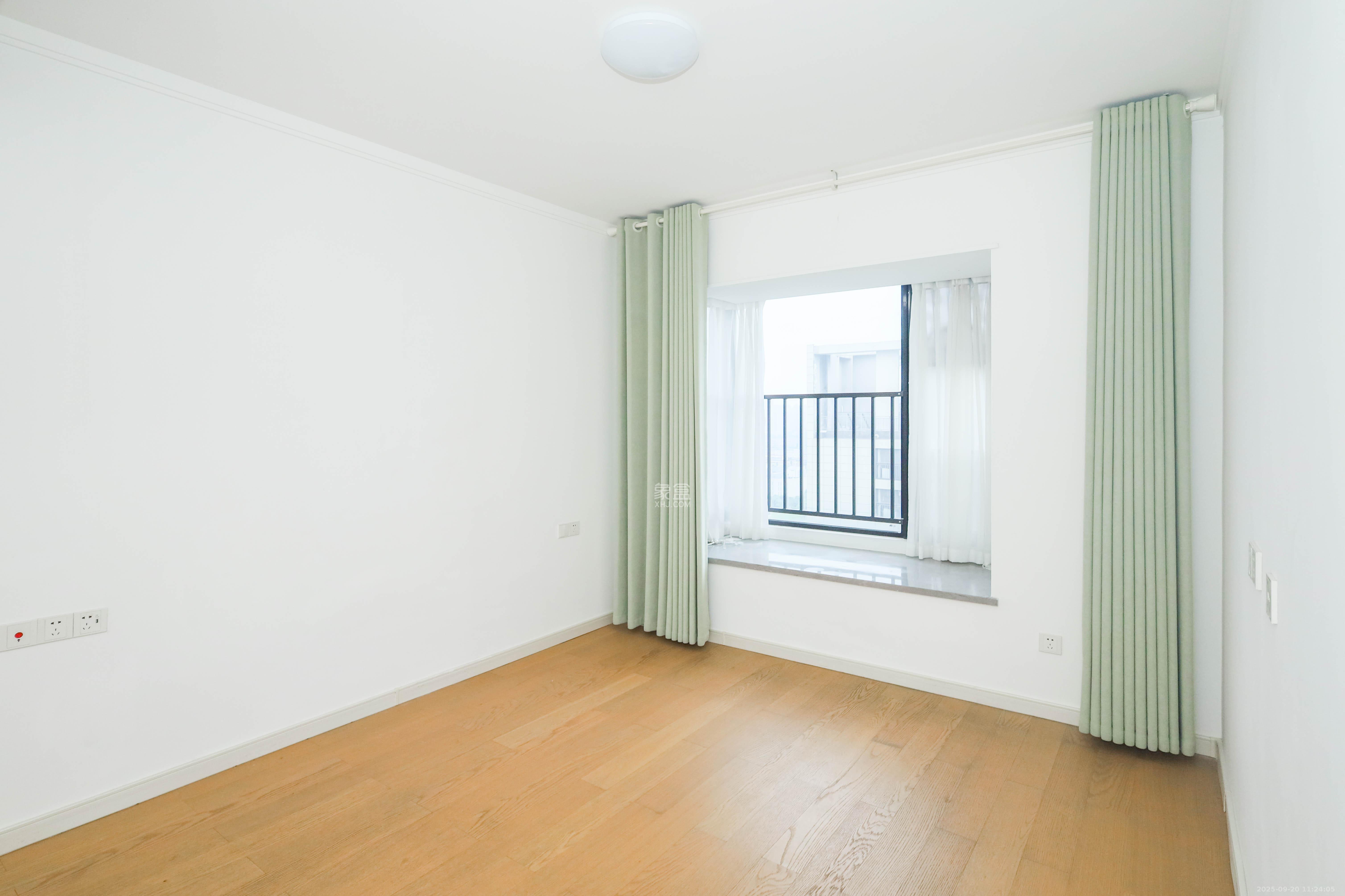 万科金色梦想D区  3室2厅2卫    120.0万卧室