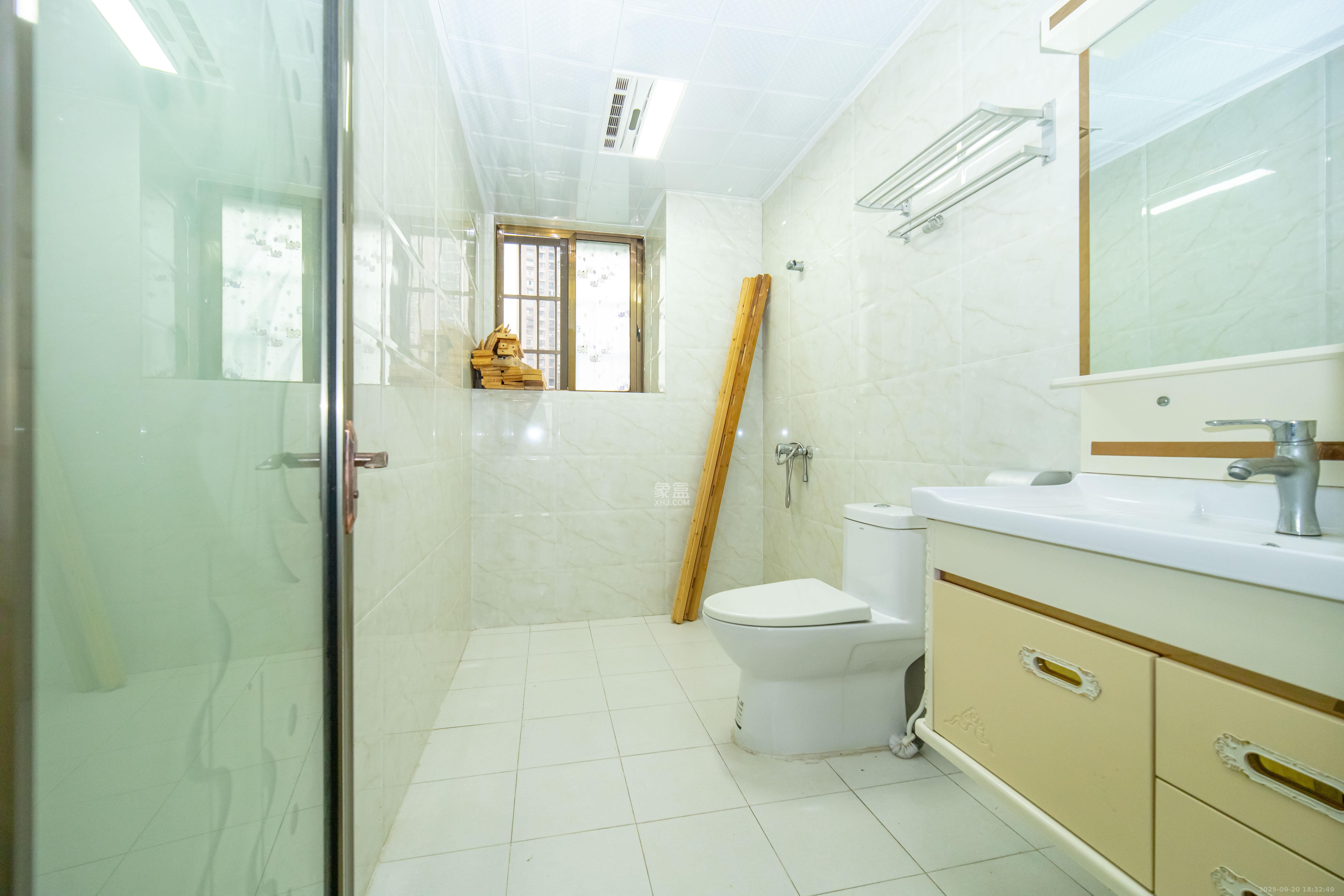 家和院  4室2厅2卫    100.0万卫生间