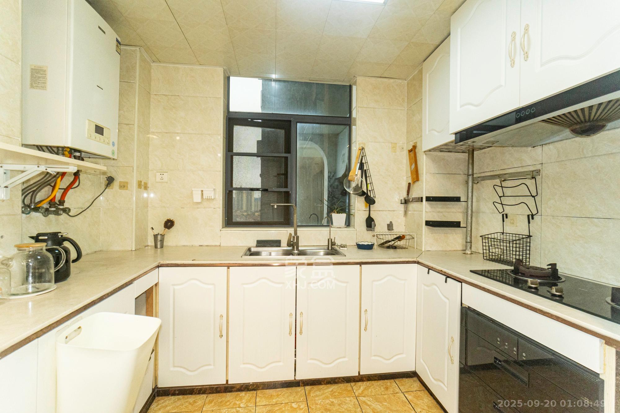 悦湖山  4室2厅2卫    78.0万厨房