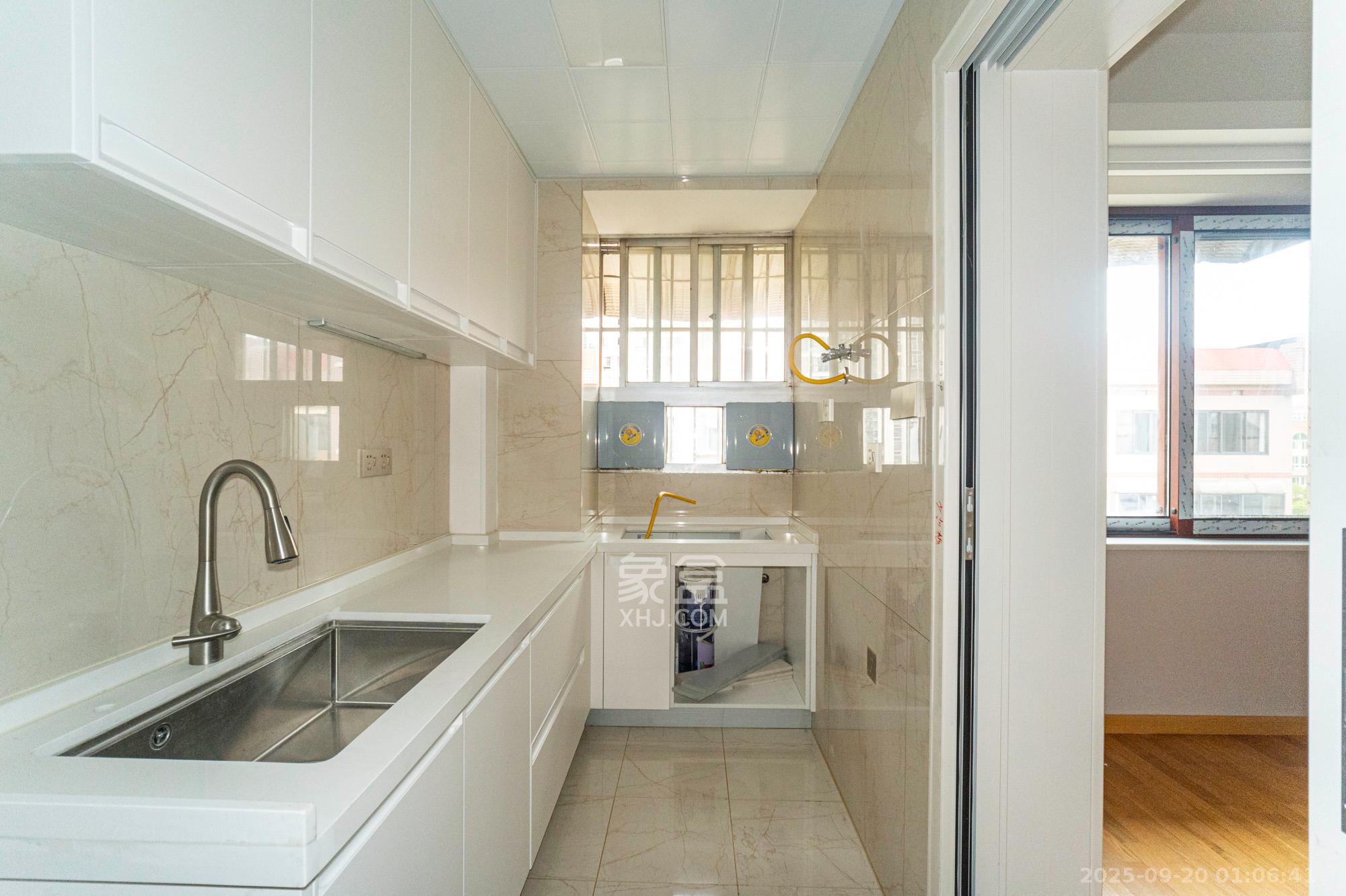 金鹰小区 3室2厅2卫 66.0万 金鹰小区 3室2厅2卫 66.0万厨房