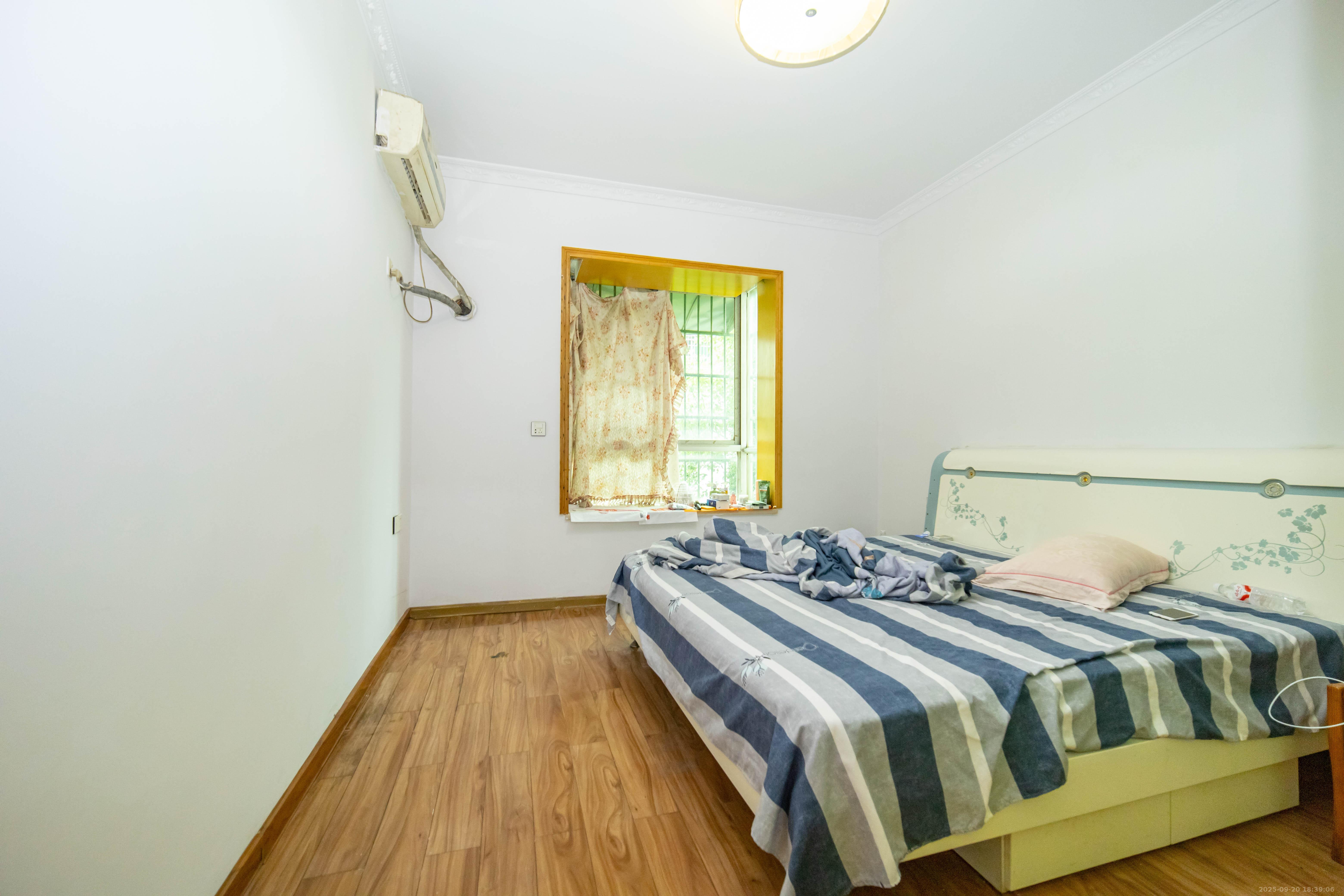 中南汽车世界  2室2厅1卫    29.8万卧室