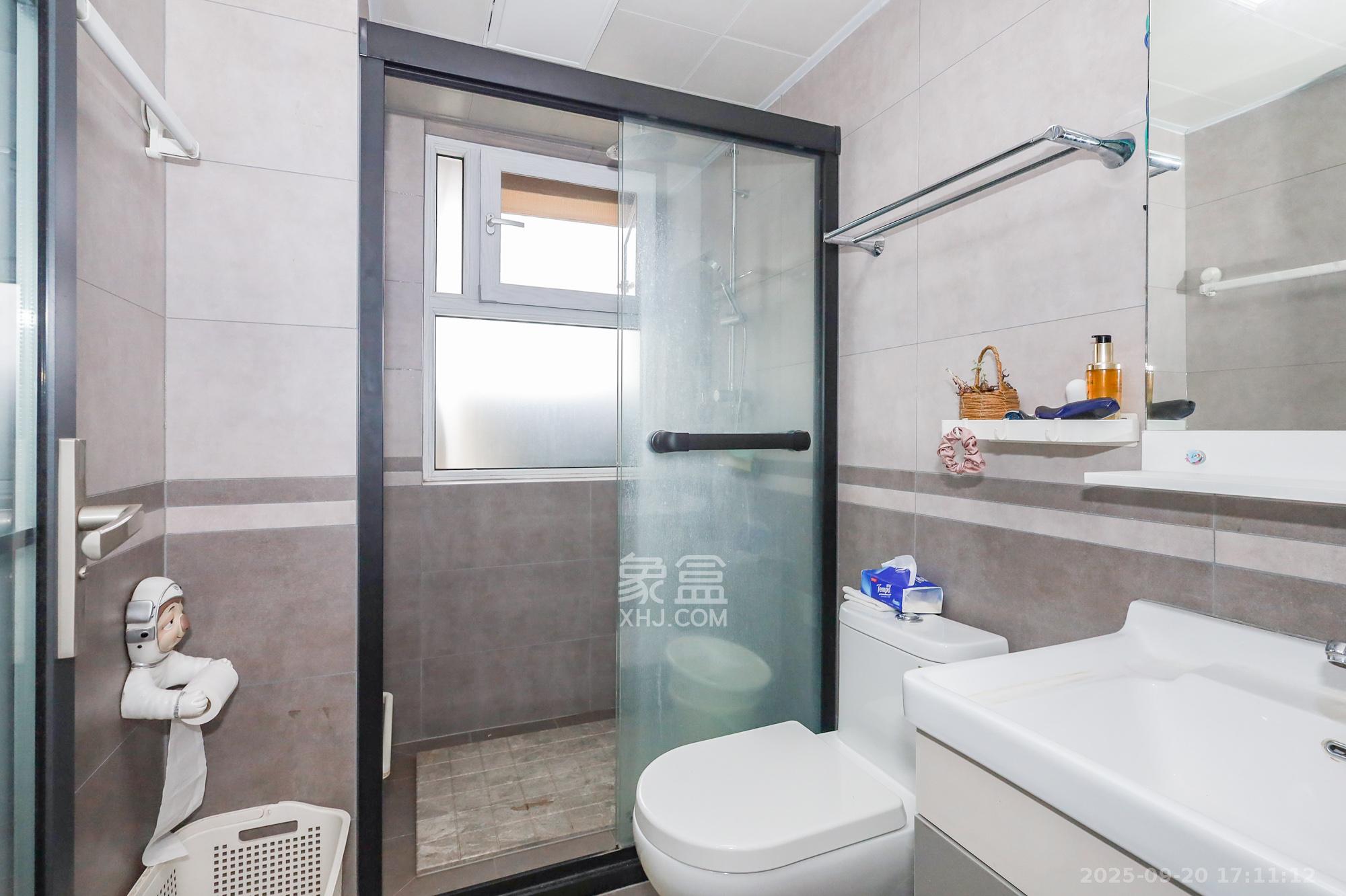 光明E城  4室2厅2卫    125.0万卫生间