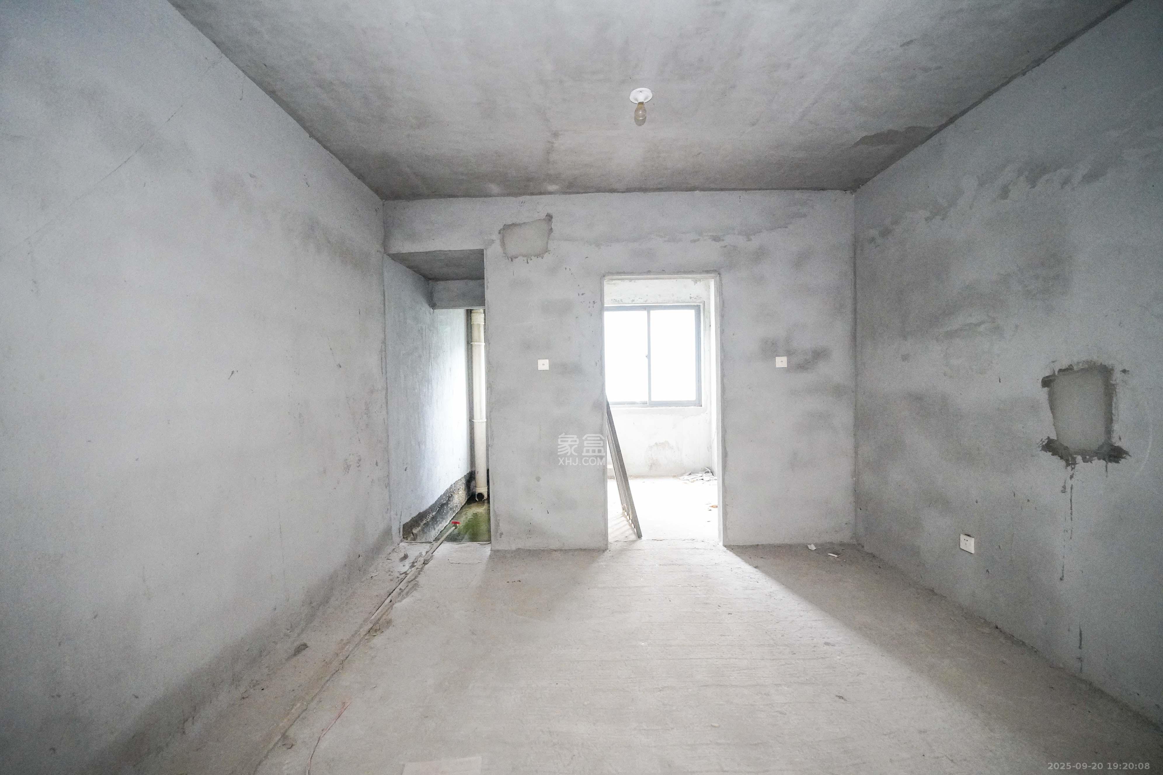 山水嘉园 4室2厅2卫 95.0万 山水嘉园 4室2厅2卫 95.0万客厅