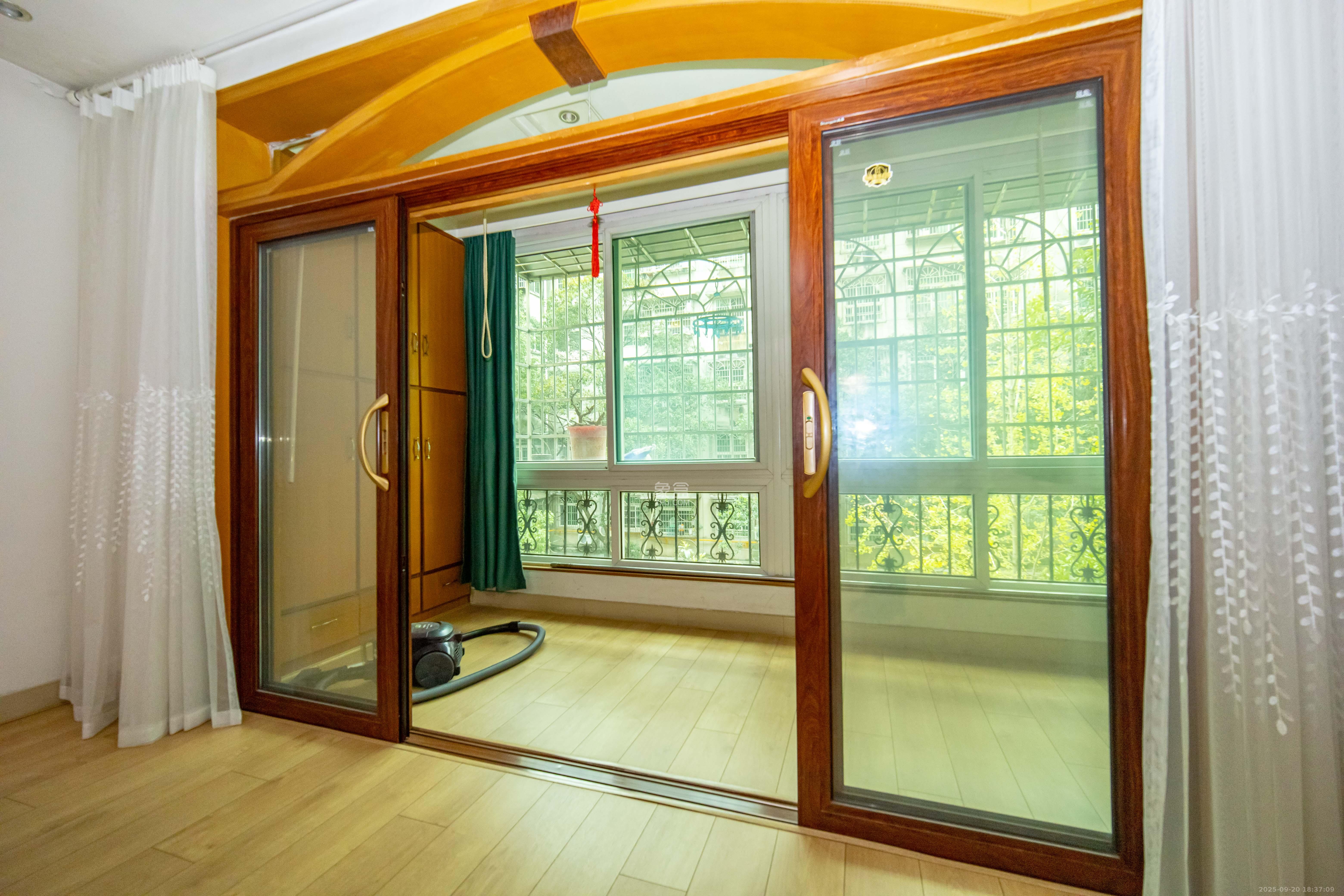 欣安小区  3室2厅2卫    71.8万阳台