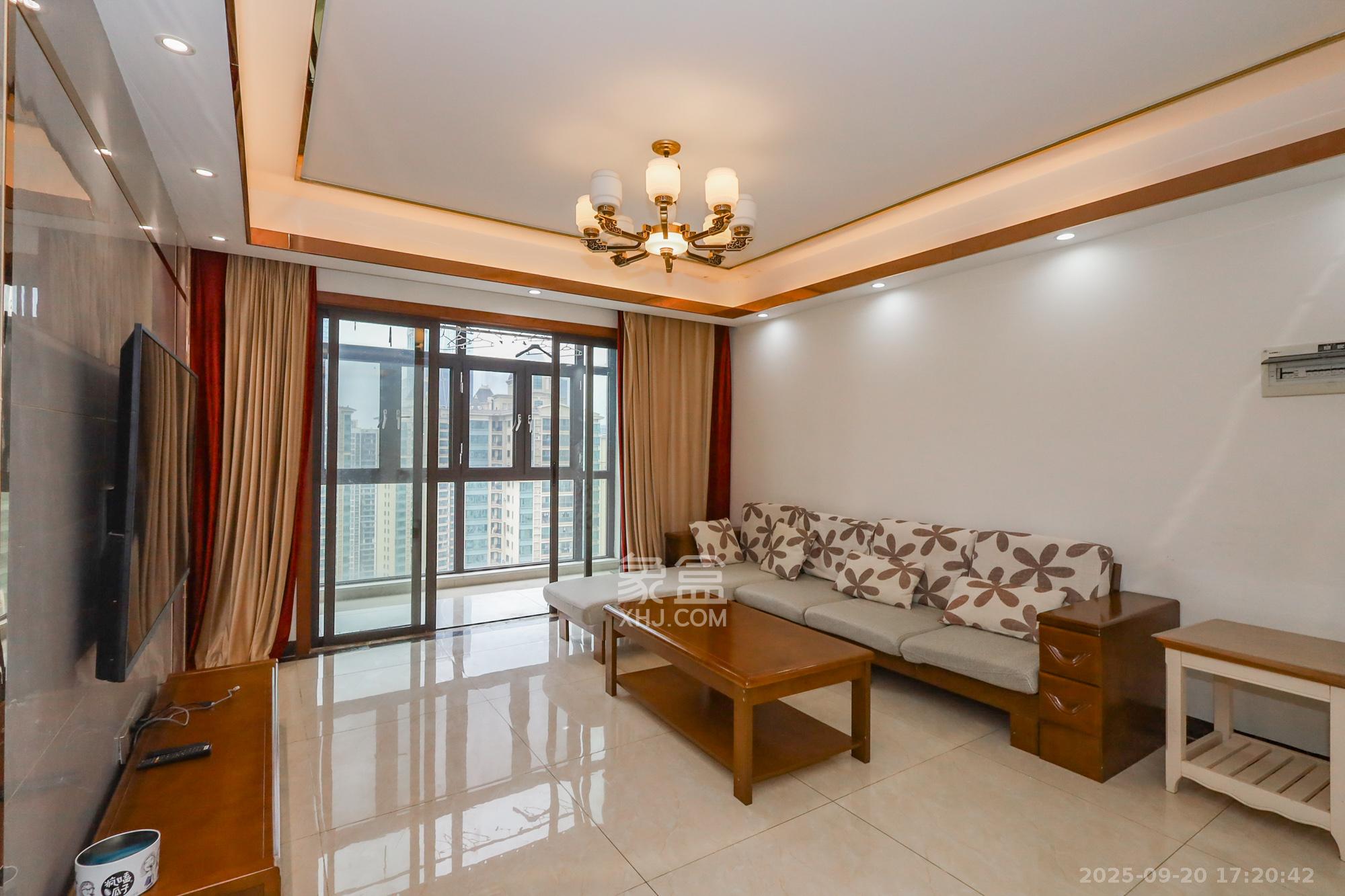 芙蓉别墅山庄（嘉湘华庭）  3室2厅2卫    150.0万客厅