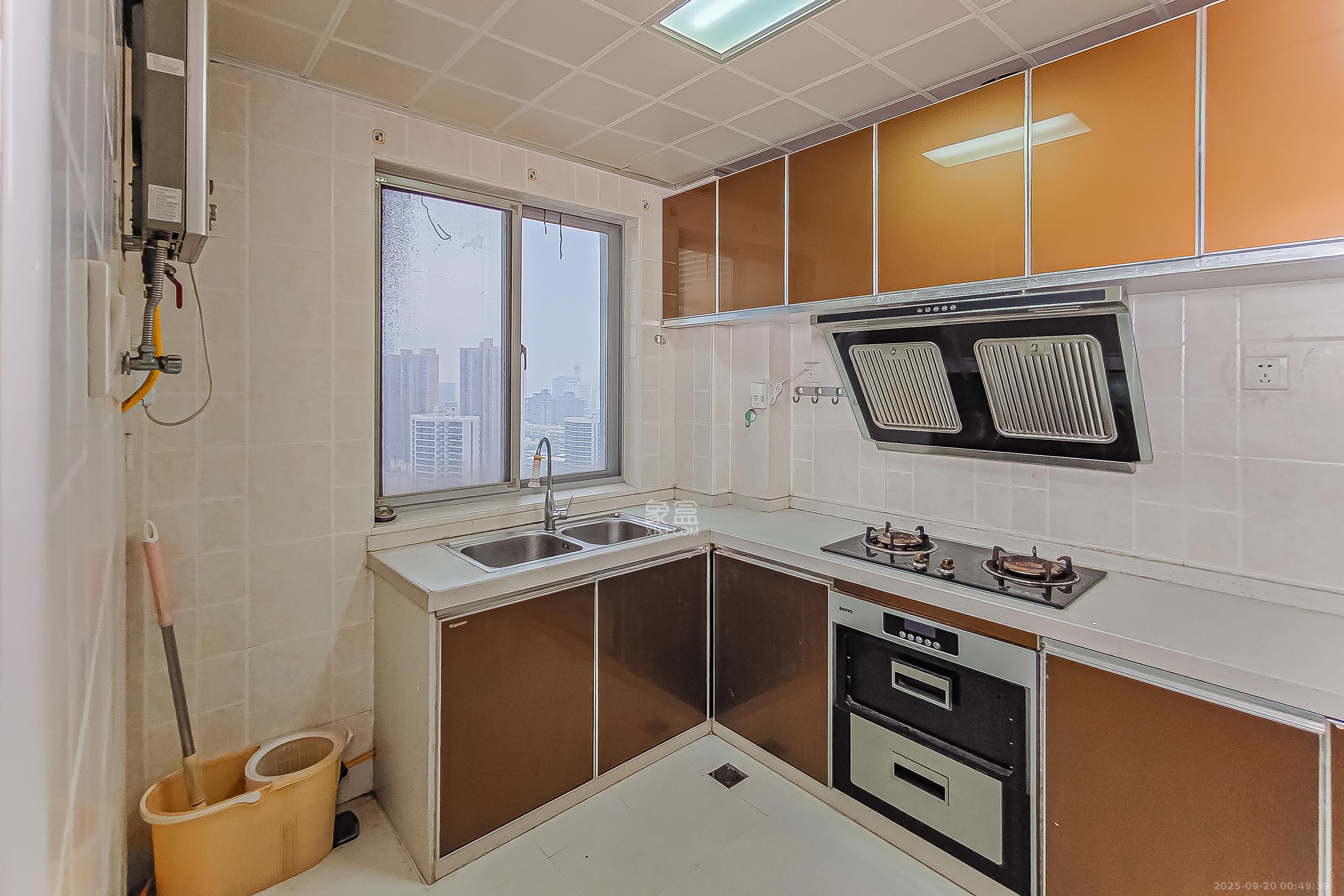 友阿光大大厦  3室2厅2卫    122.0万厨房