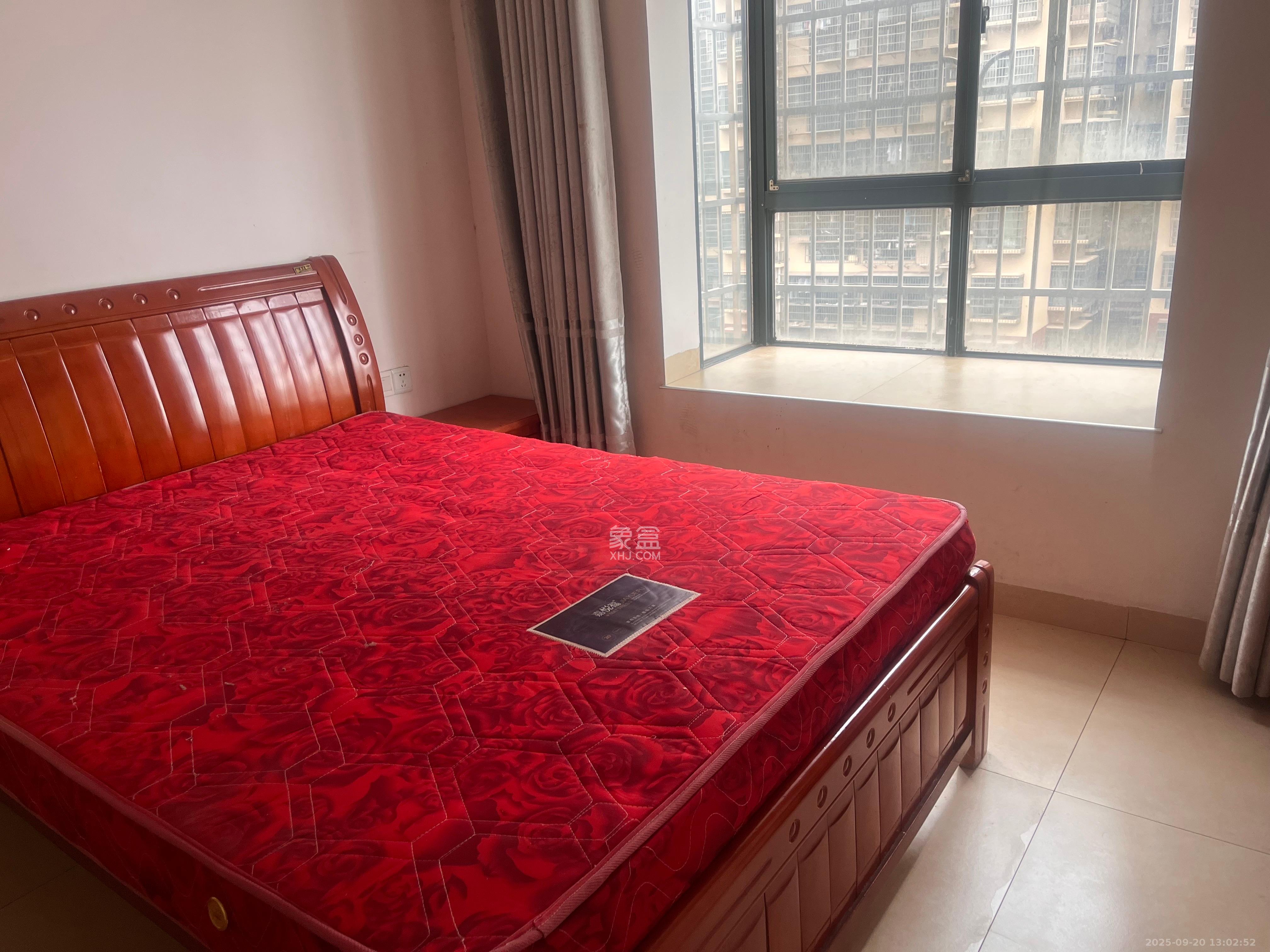 岳鞍阁小区  3室2厅2卫    2300.0元/月室内图