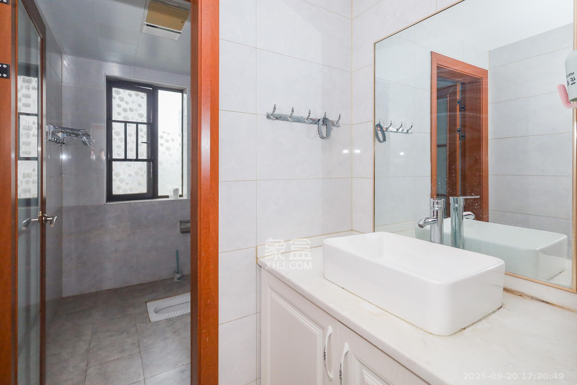 芙蓉别墅山庄（嘉湘华庭）  3室2厅2卫    150.0万卫生间