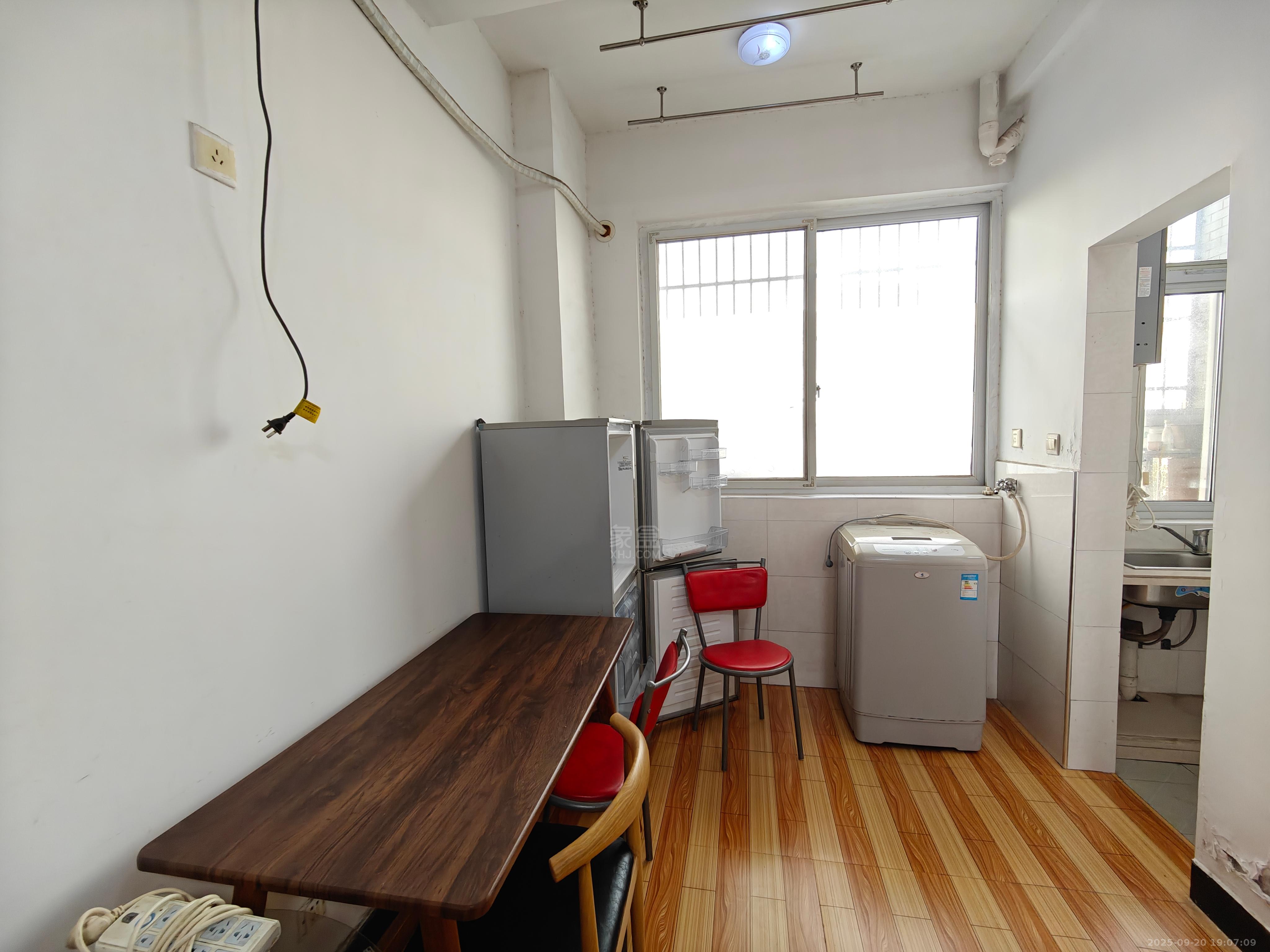 蓝筹公寓1栋  1室1厅1卫    1000.0元/月 蓝筹公寓1栋  1室1厅1卫    1000.0元/月室内图