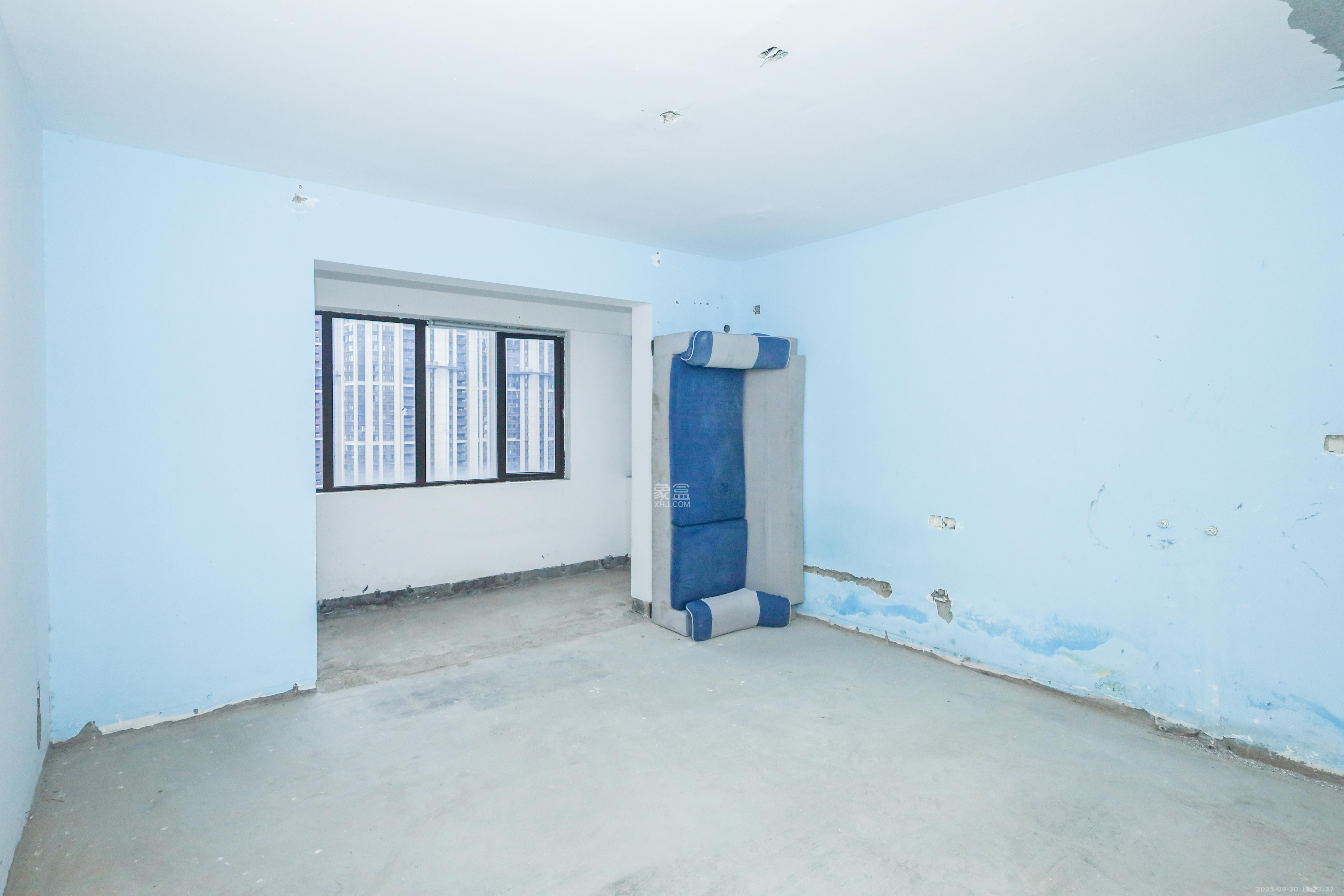 中国铁建梅溪青秀二期  4室2厅2卫    158.0万客厅