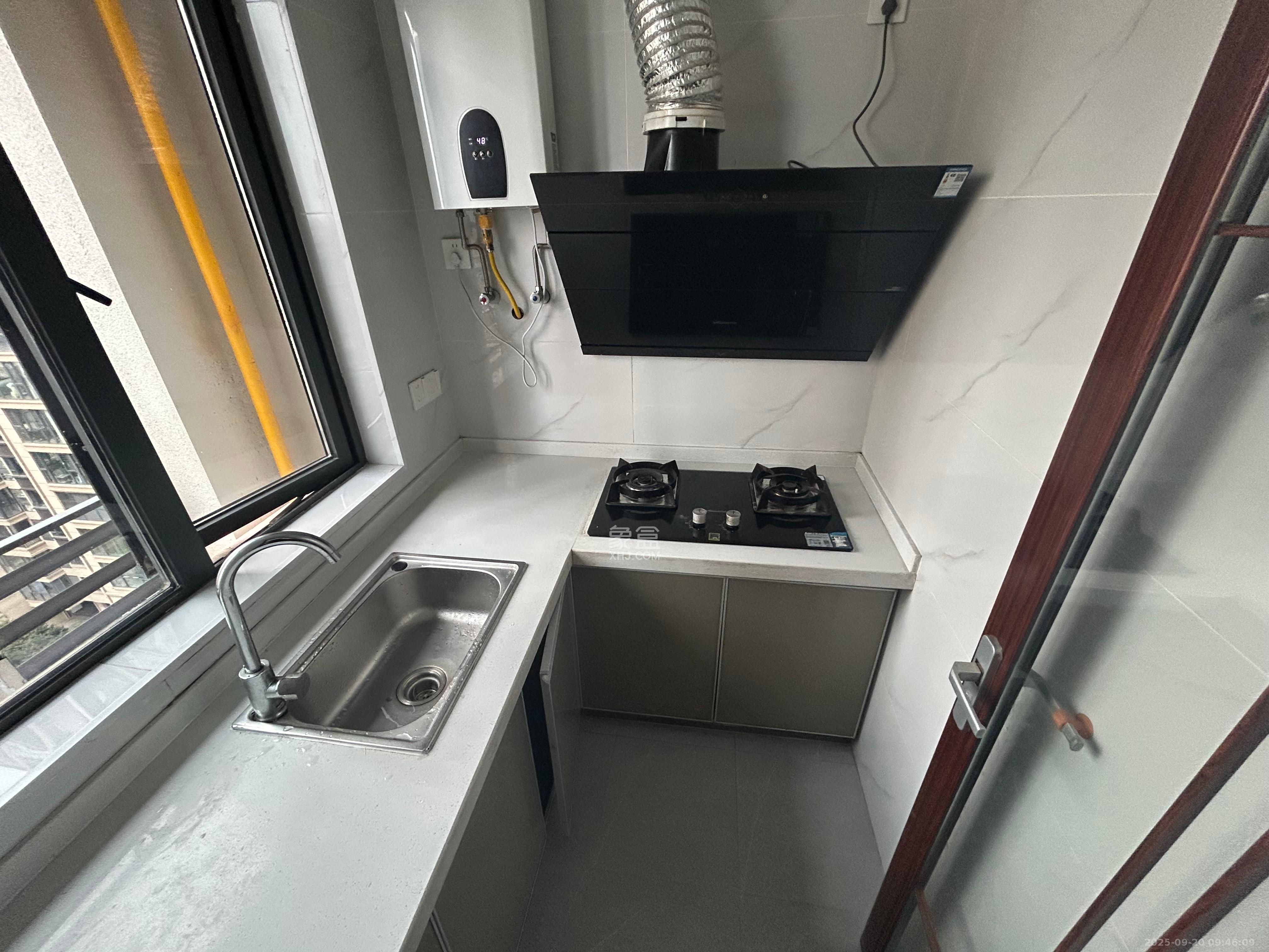 日盛湖湘花苑  1室1厅1卫    1300.0元/月室内图