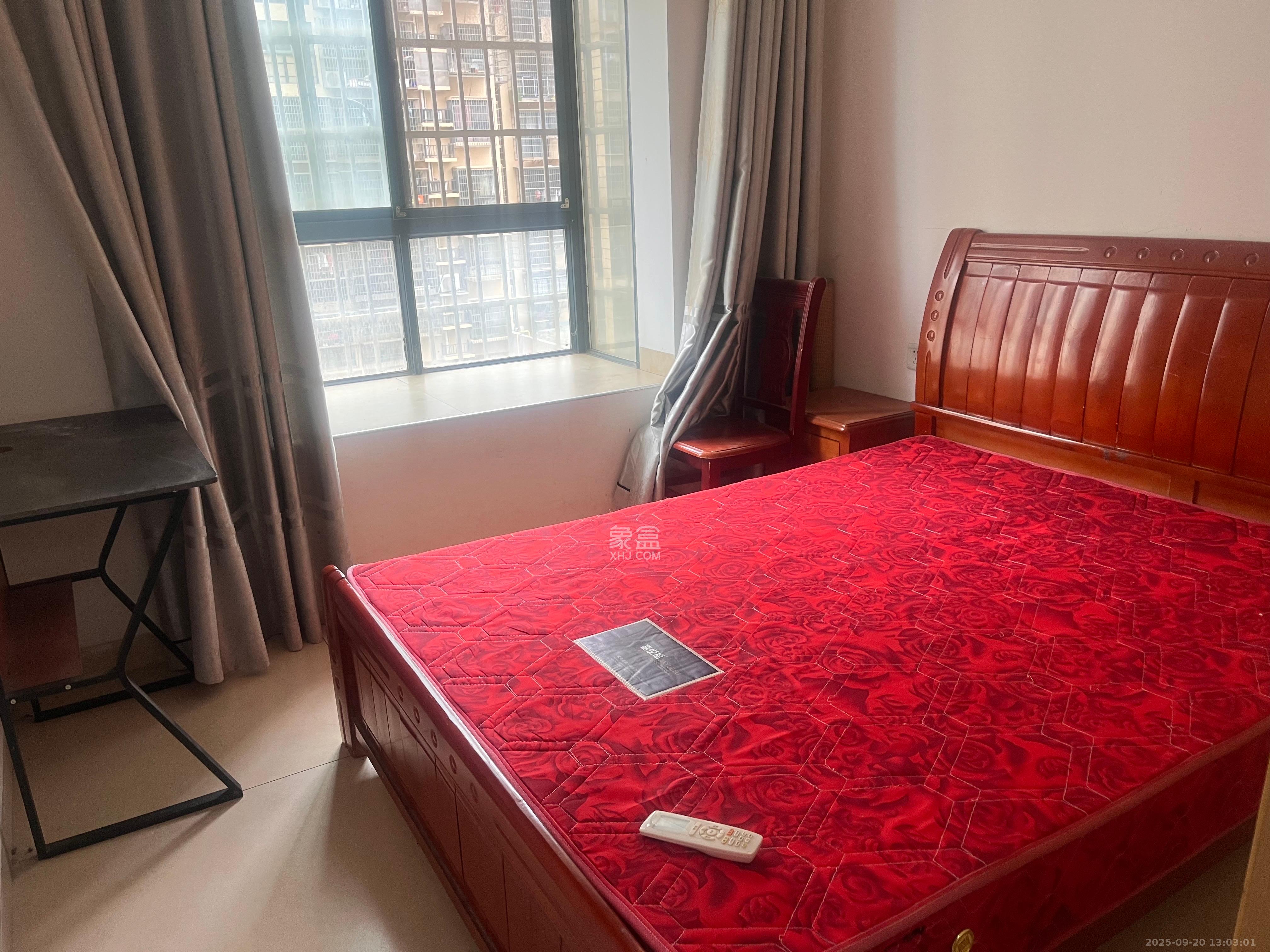 岳鞍阁小区  3室2厅2卫    2300.0元/月室内图