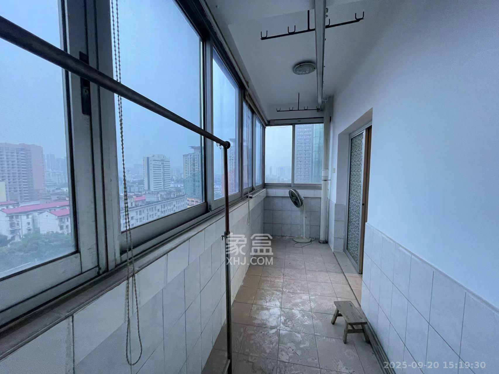 长沙市烟草专卖局单位宿舍 3室2厅2卫 2200.0元/月 长沙市烟草专卖局单位宿舍 3室2厅2卫 2200.0元/月室内图