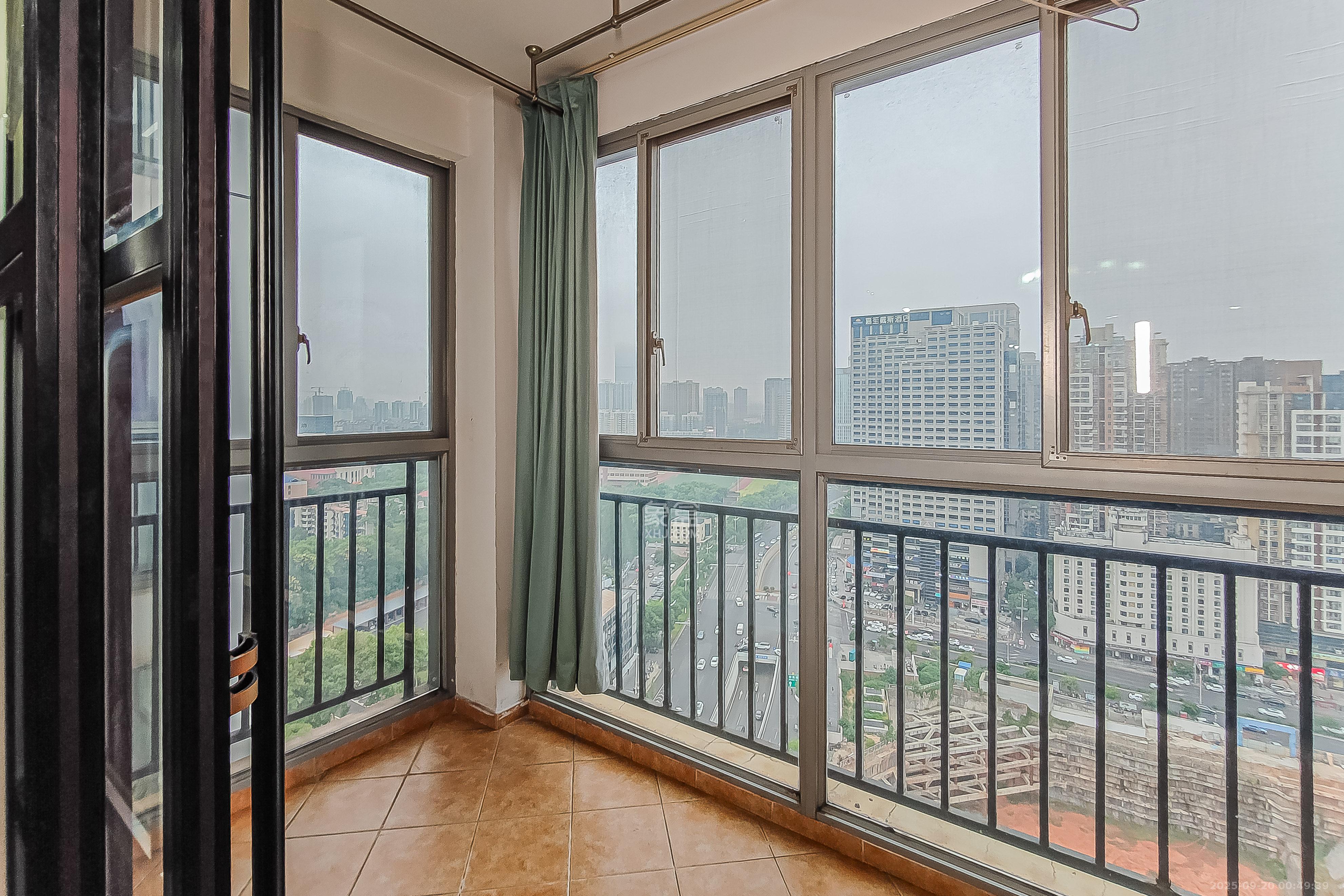 友阿光大大厦 3室2厅2卫 122.0万 友阿光大大厦 3室2厅2卫 122.0万阳台