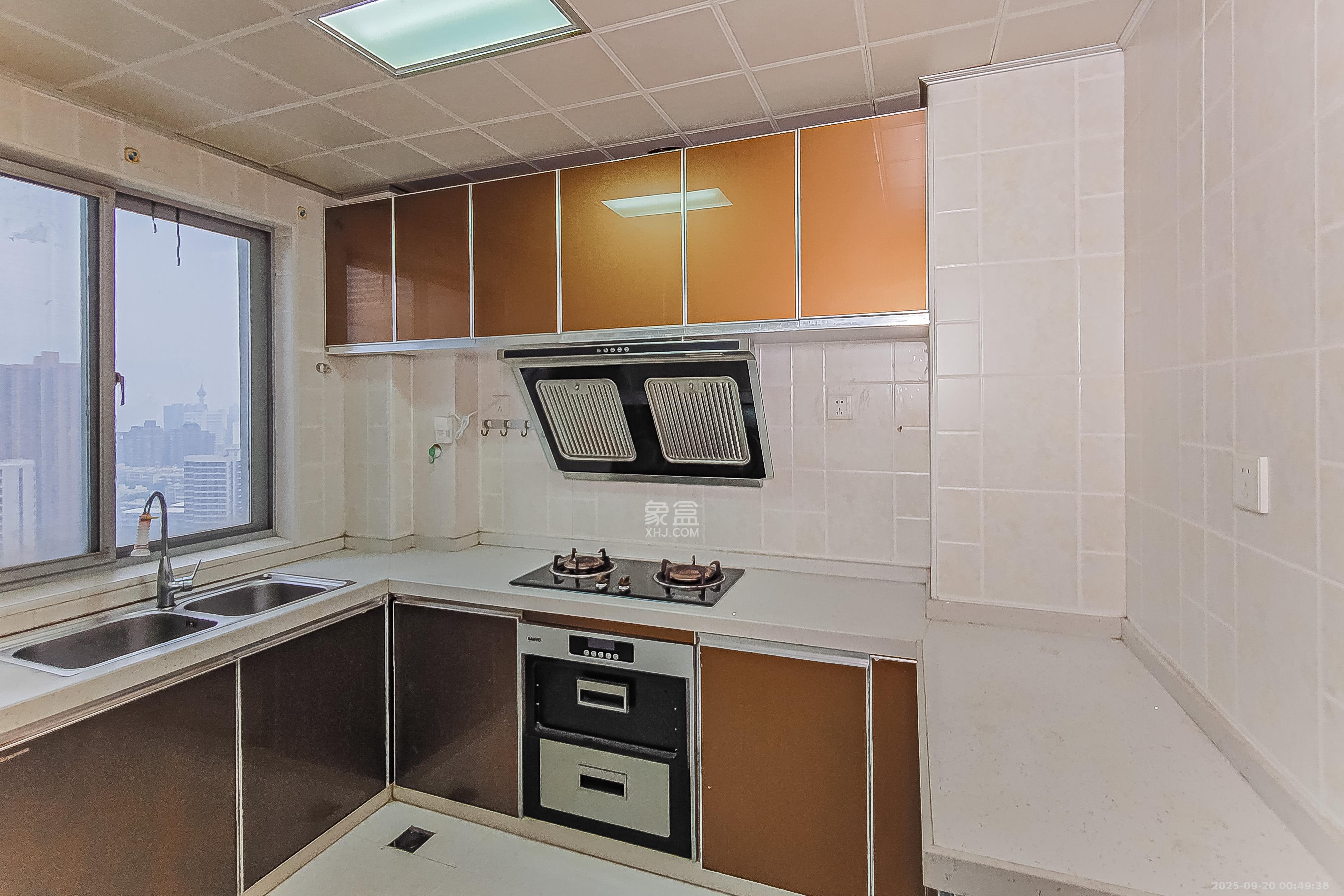 友阿光大大厦 3室2厅2卫 122.0万 友阿光大大厦 3室2厅2卫 122.0万厨房