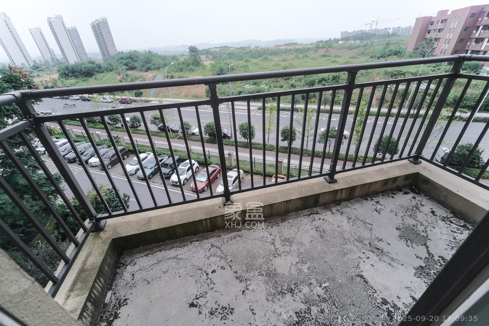 保利香槟国际 4室2厅2卫 93.0万 保利香槟国际 4室2厅2卫 93.0万阳台