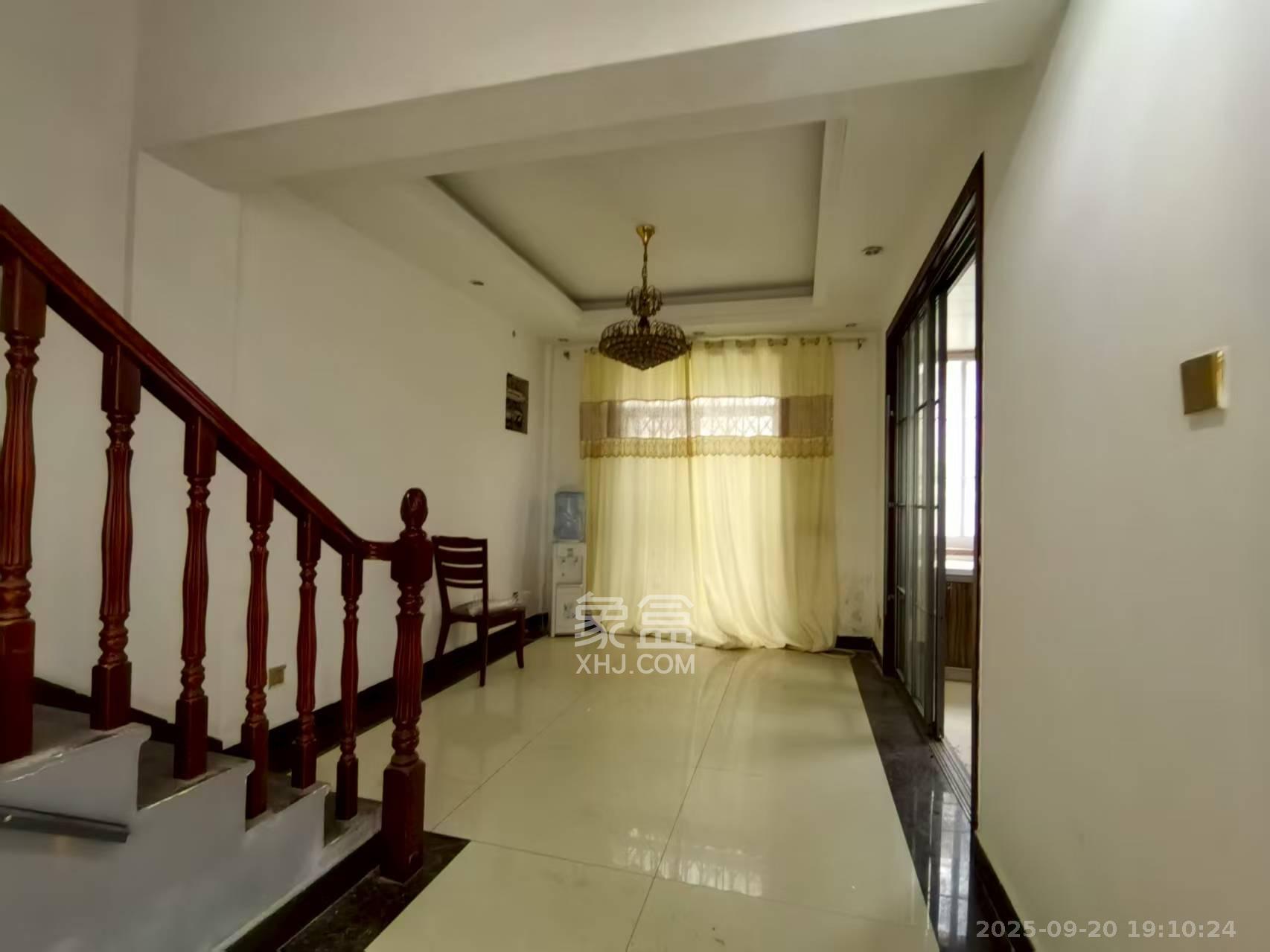 山水英伦 6室2厅3卫 5500.0元/月 山水英伦 6室2厅3卫 5500.0元/月室内图