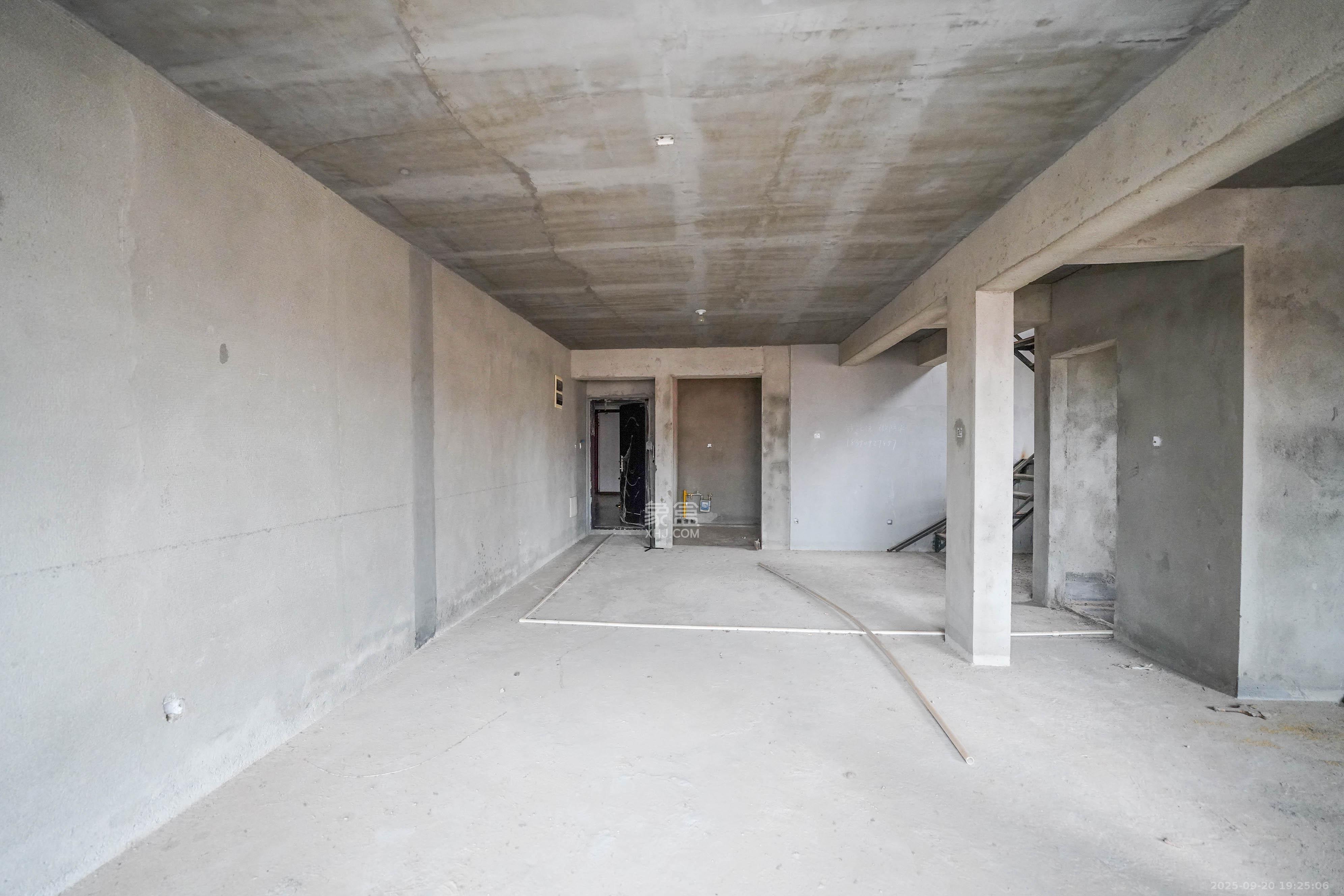 丽发新城 4室2厅2卫 130.0万 丽发新城 4室2厅2卫 130.0万客厅