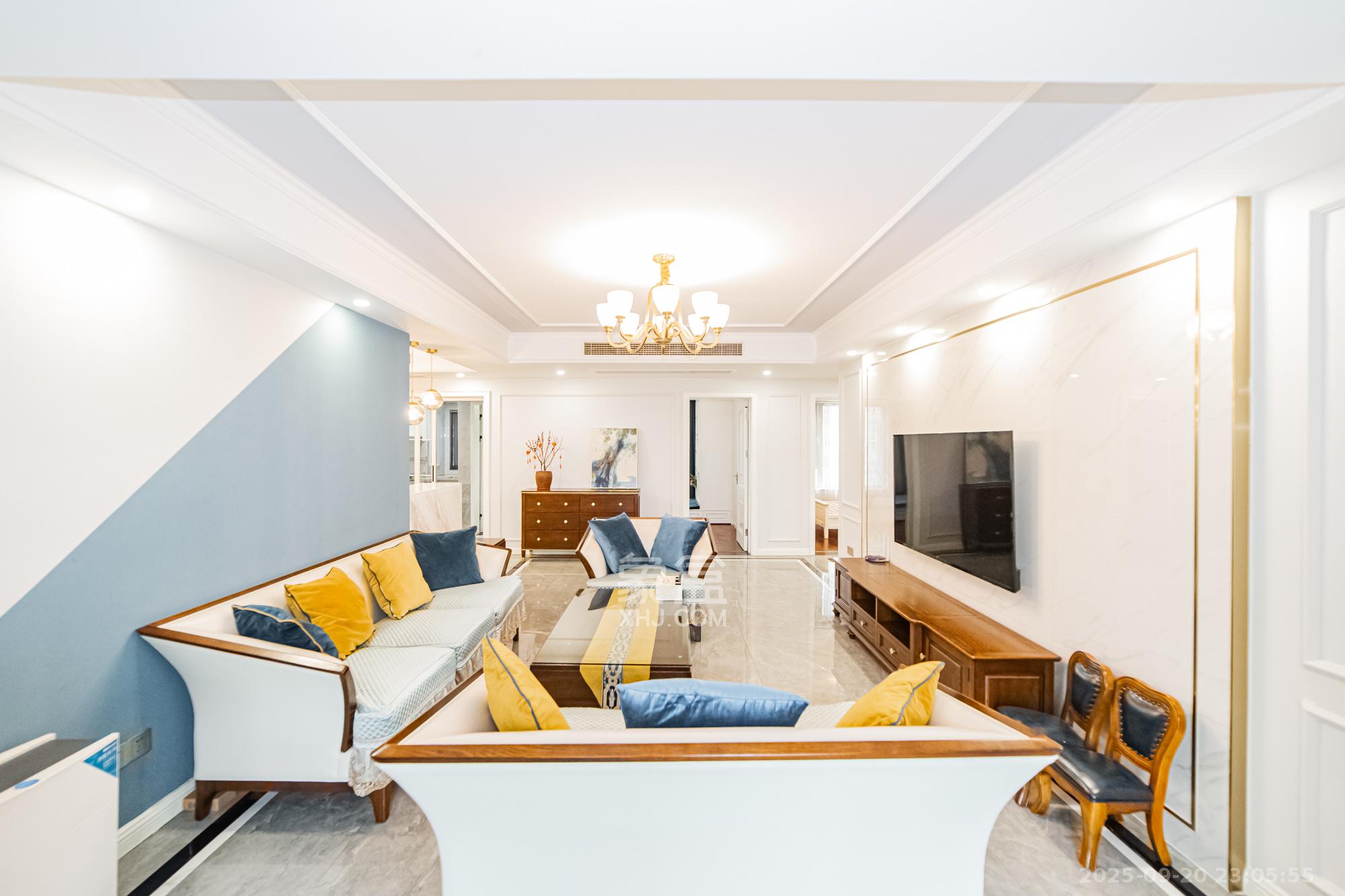 万国城(当代满庭春MOMA)二期 3室2厅2卫 150.0万 万国城(当代满庭春MOMA)二期 3室2厅2卫 150.0万客厅