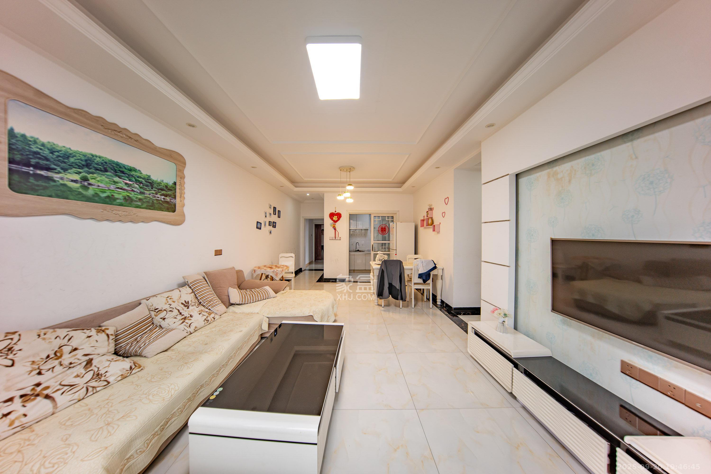 枫华府第 4室2厅2卫 74.0万 枫华府第 4室2厅2卫 74.0万客厅