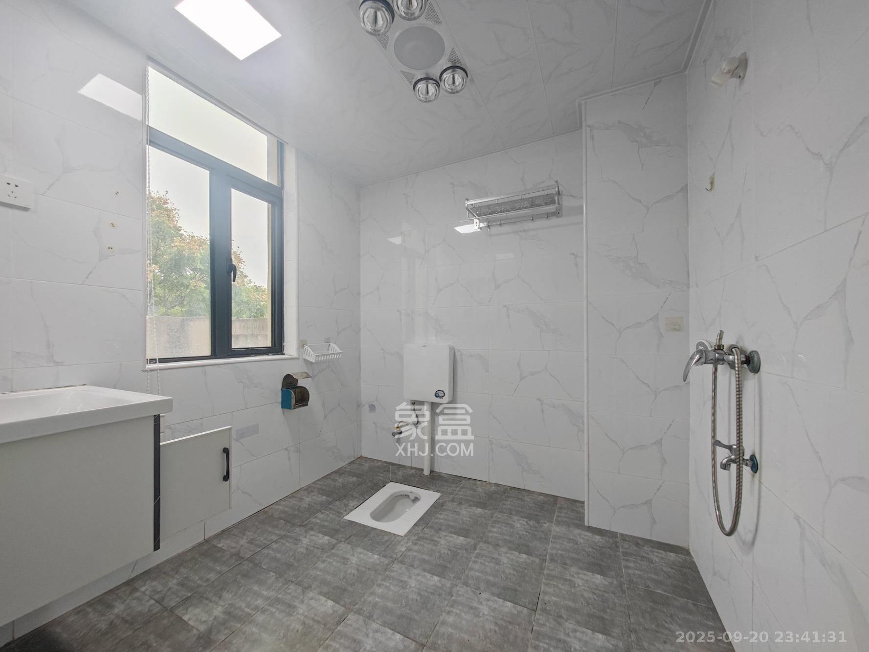 五矿万境园 4室2厅1卫 160.0万 五矿万境园 4室2厅1卫 160.0万卫生间