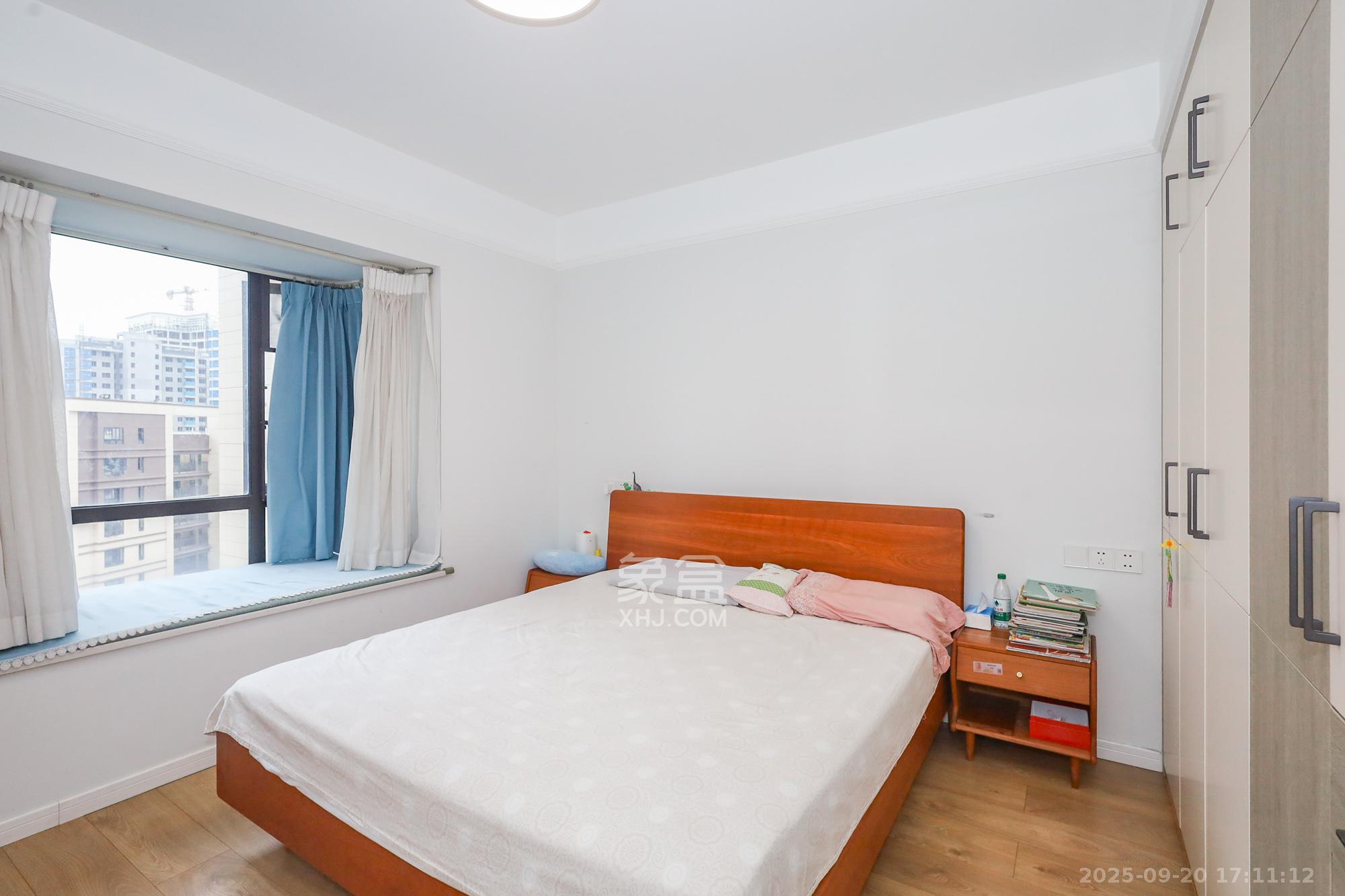 光明E城  4室2厅2卫    125.0万卧室