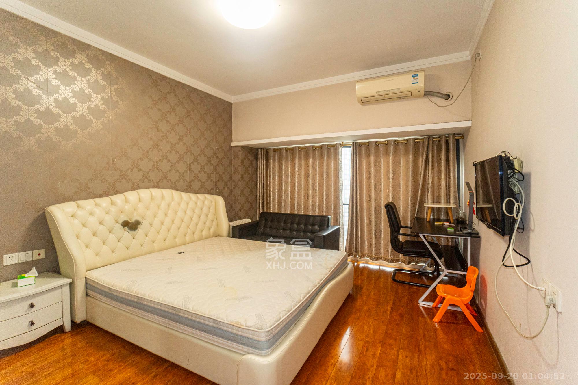 藏珑湖上国际花园 3室2厅2卫 138.0万 藏珑湖上国际花园 3室2厅2卫 138.0万卧室