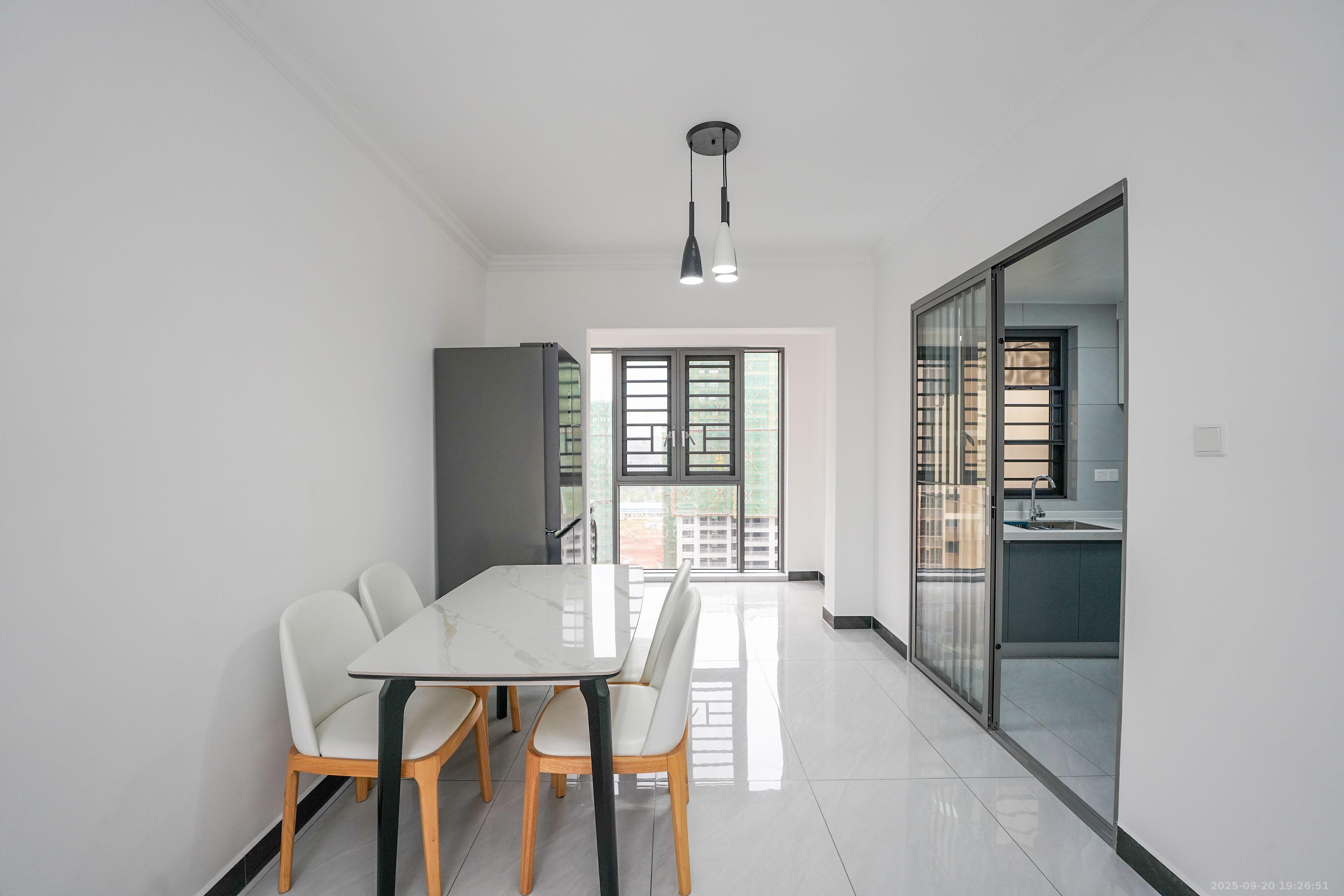 丽发新城 4室2厅2卫 130.0万 丽发新城 4室2厅2卫 130.0万客厅