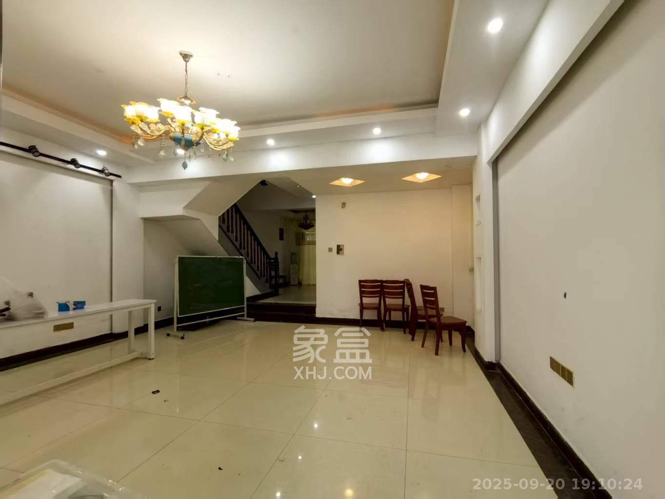 山水英伦 6室2厅3卫 5500.0元/月 山水英伦 6室2厅3卫 5500.0元/月室内图