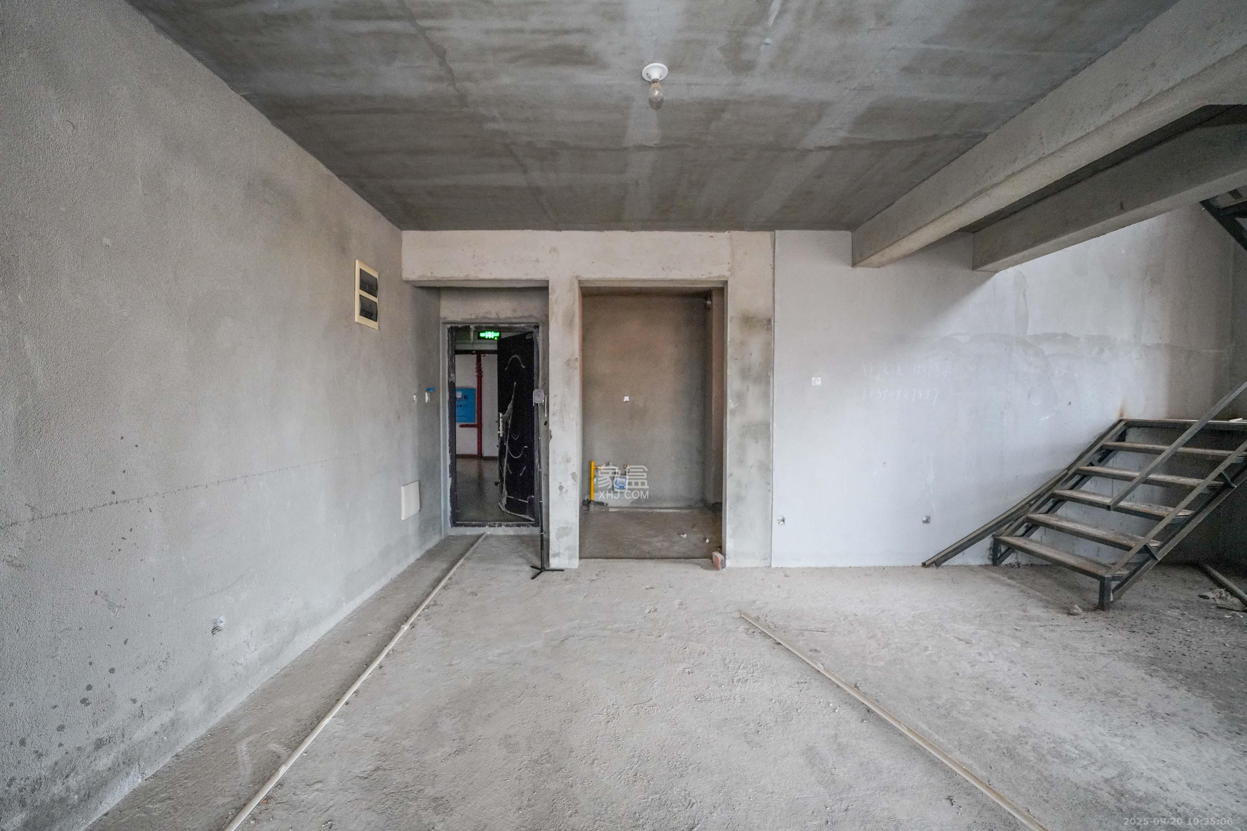 丽发新城 4室2厅2卫 130.0万 丽发新城 4室2厅2卫 130.0万客厅