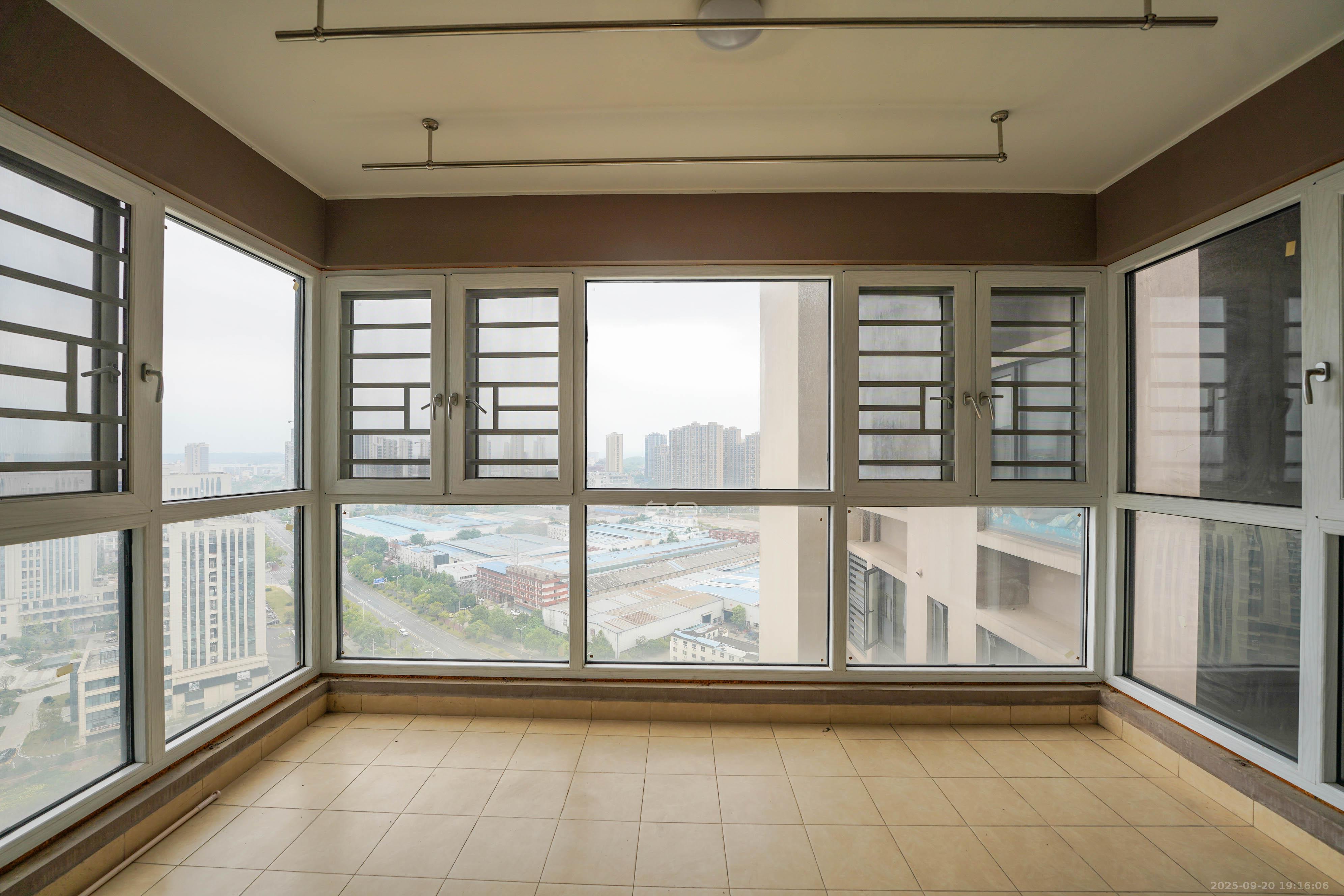 汇金城/嘉华城(二期、三期) 4室2厅2卫 145.0万 汇金城/嘉华城(二期、三期) 4室2厅2卫 145.0万阳台