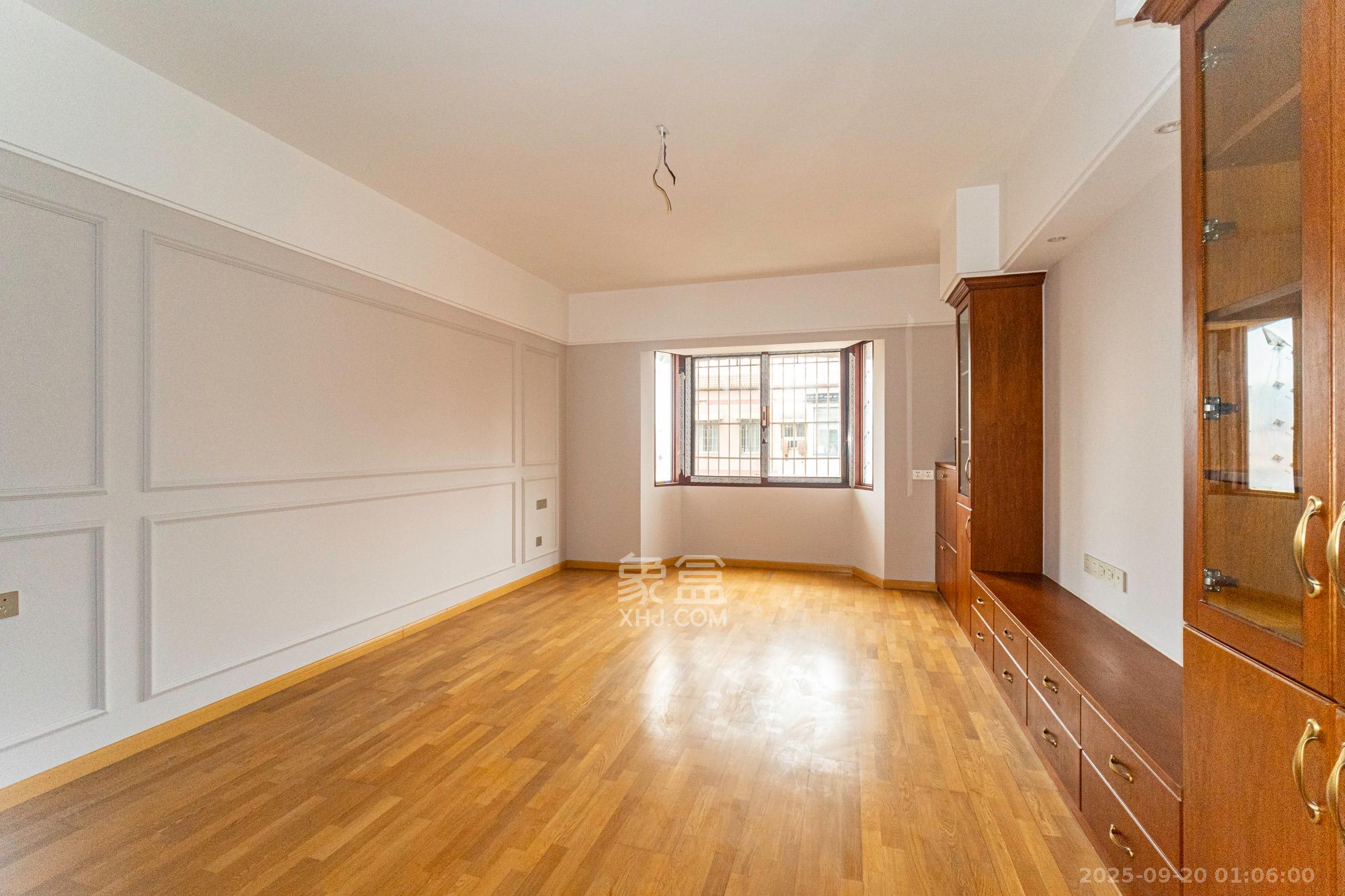 金鹰小区  3室2厅2卫    66.0万 金鹰小区  3室2厅2卫    66.0万