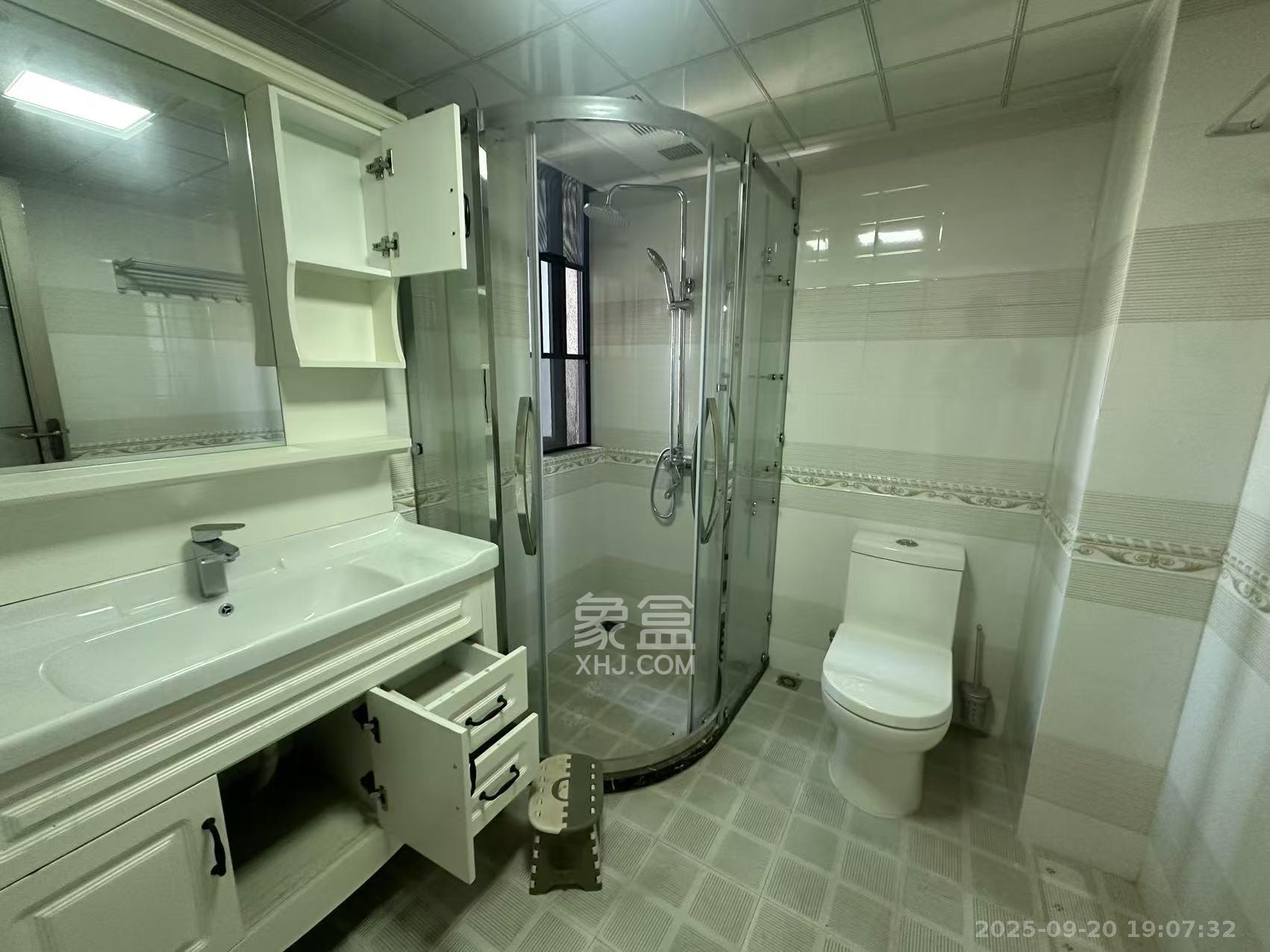 绿地之窗  3室2厅2卫    2500.0元/月室内图