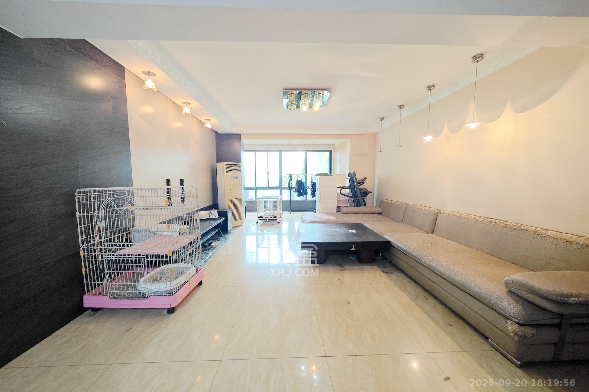 怡景民居 4室2厅2卫 65.0万 怡景民居 4室2厅2卫 65.0万客厅