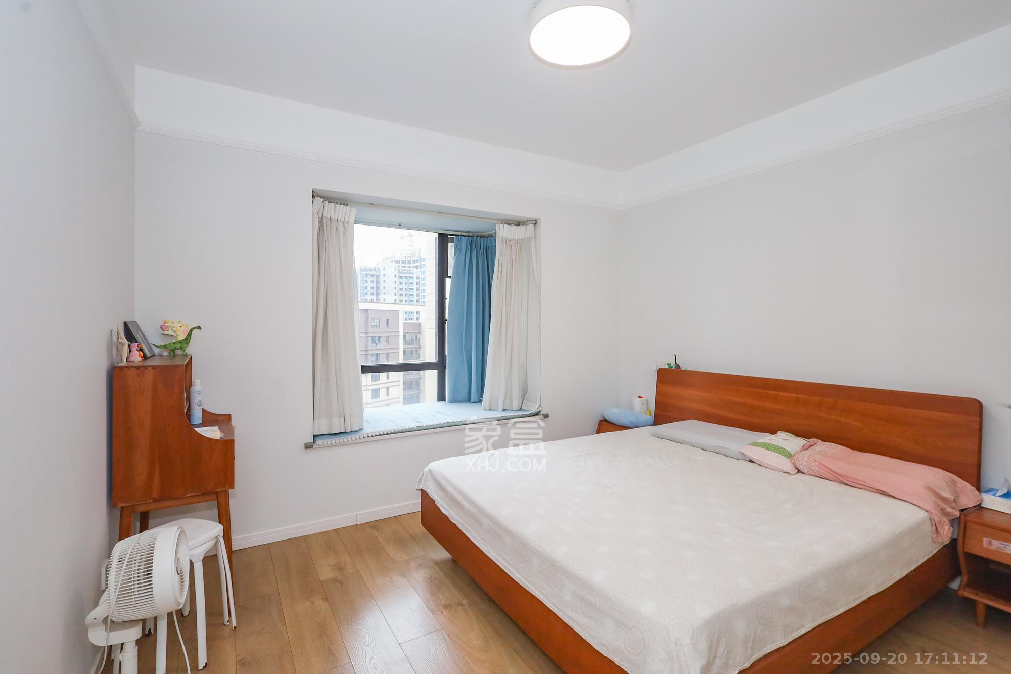 光明E城  4室2厅2卫    125.0万卧室