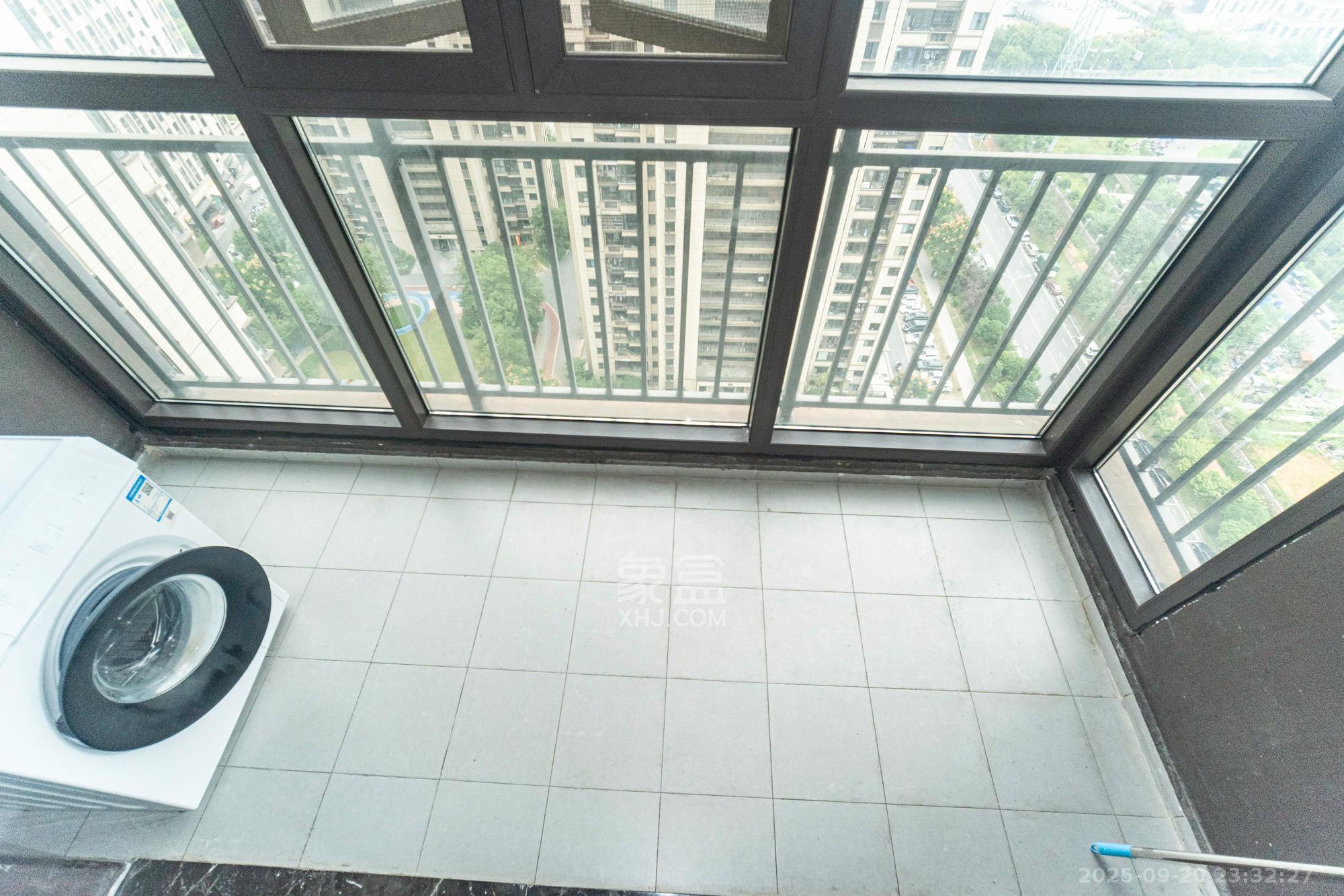 君合新城玺樾  3室2厅2卫    69.8万阳台