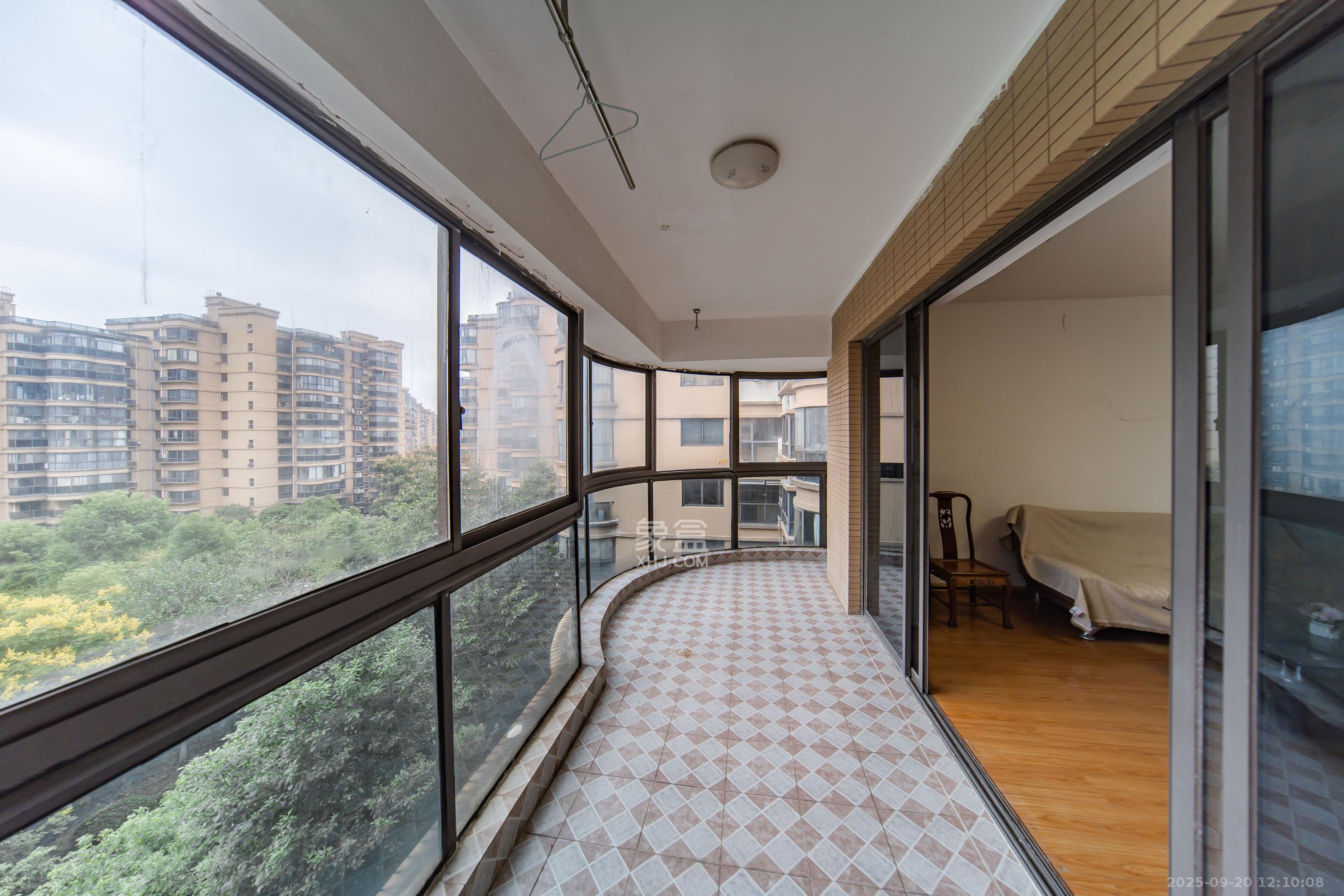 曙光泊岸 1室2厅1卫 183.0万 曙光泊岸 1室2厅1卫 183.0万阳台