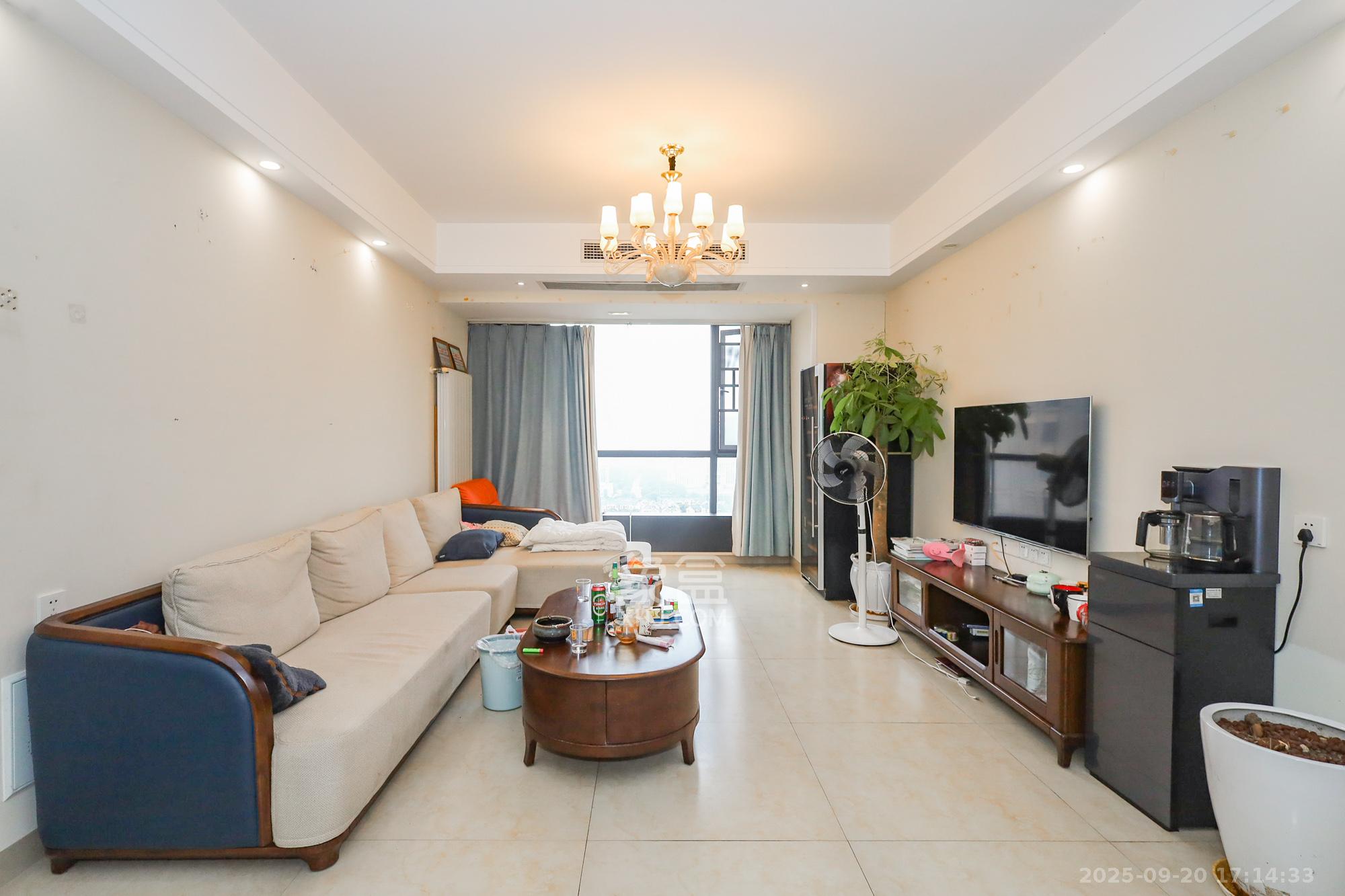 八方小区B区  3室2厅2卫    390.0万 八方小区B区  3室2厅2卫    390.0万