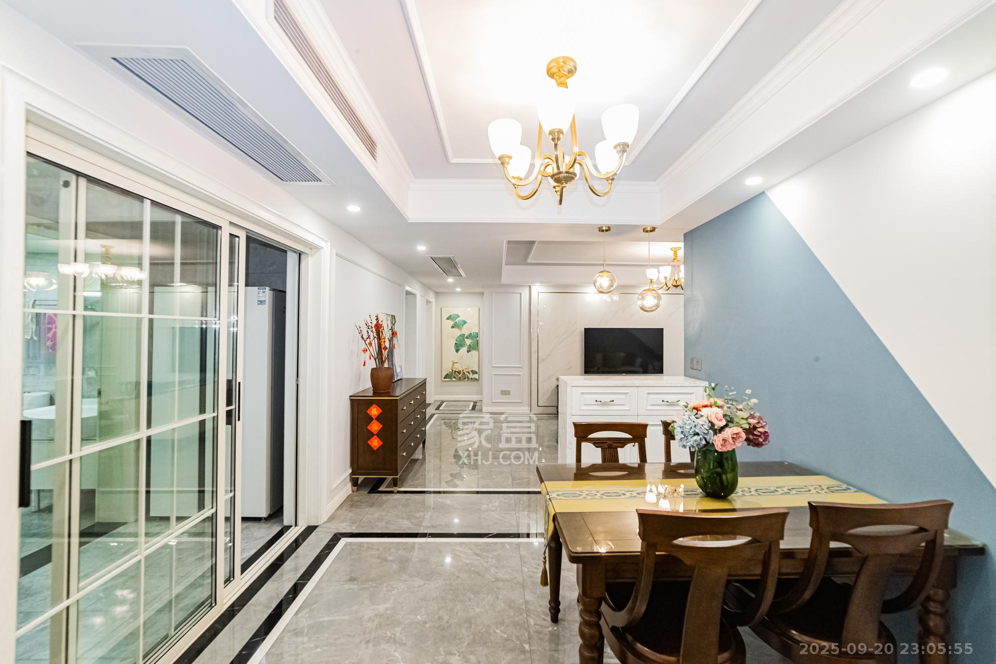 万国城(当代满庭春MOMA)二期 3室2厅2卫 150.0万 万国城(当代满庭春MOMA)二期 3室2厅2卫 150.0万客厅